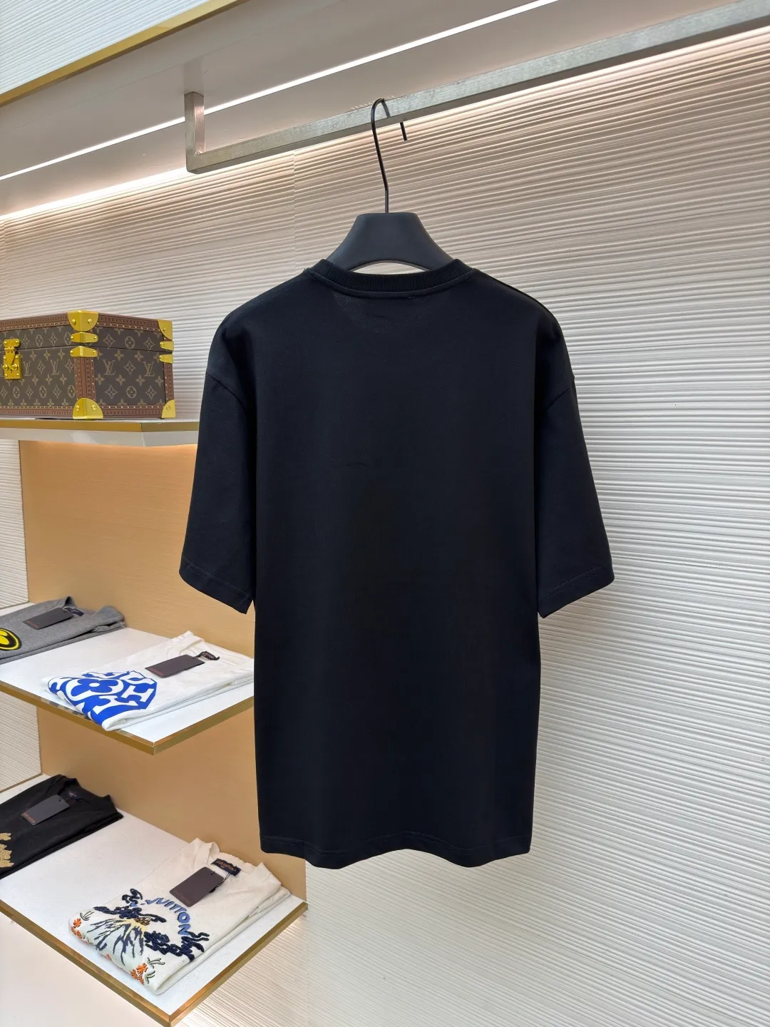Gucci Double G embroidered round neck short sleeves ●Original version: purchased and developed by 2977 ●Item number: 1682217-A00 ●Fabric: fine velvet knitted cotton fabric ●Technology: embroidery production ●Color: black ●Version: fitted version ●Weight: about 280 grams ●Size: XS-S-M-L ●Description: Made of 15S special woven compact cotton fine velvet knitted fabric with a weight of 230g/㎡; paired with 32S high count and high weight 1x1 rib, with a weight of 340g/㎡. Ribbing is used on the collar to ensure excellent elastic recovery and deformation resistance of the collar. The fabric uses compact spinning technology to effectively reduce yarn hairiness, making the fabric structure tighter, the surface smoother, and the pilling resistance better. The weight of 230g is medium to heavy, which gives the T-shirt good stiffness and drape, and is not easy to collapse, ensuring the texture of high-end ready-to-wear. The fine velvet knitted fabric has been lightly brushed or raised, giving it a softer, waxier skin-friendly feel than ordinary plain cotton. Three-dimensional stitch embroidery is an embroidery process that uses high-density linear stitches to be closely arranged to form raised lines. The core is to use thicker embroidery thread, and the stitches are continuous and even without gaps. It naturally produces a raised height of 1-2 mm, making the edges of the pattern clear and sharp, and the touch feeling full and solid. The overall wiring is straight and delicate, the fabric is comfortable and soft, and the color is consistent without color difference. It can be matched with the same style to create a fashionable look and control various occasions. Customized accessories, complete with three standards, same style for men and women!