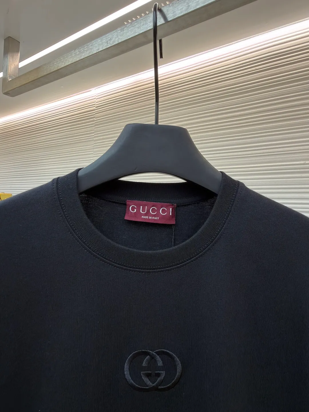 Gucci Double G embroidered round neck short sleeves ●Original version: purchased and developed by 2977 ●Item number: 1682217-A00 ●Fabric: fine velvet knitted cotton fabric ●Technology: embroidery production ●Color: black ●Version: fitted version ●Weight: about 280 grams ●Size: XS-S-M-L ●Description: Made of 15S special woven compact cotton fine velvet knitted fabric with a weight of 230g/㎡; paired with 32S high count and high weight 1x1 rib, with a weight of 340g/㎡. Ribbing is used on the collar to ensure excellent elastic recovery and deformation resistance of the collar. The fabric uses compact spinning technology to effectively reduce yarn hairiness, making the fabric structure tighter, the surface smoother, and the pilling resistance better. The weight of 230g is medium to heavy, which gives the T-shirt good stiffness and drape, and is not easy to collapse, ensuring the texture of high-end ready-to-wear. The fine velvet knitted fabric has been lightly brushed or raised, giving it a softer, waxier skin-friendly feel than ordinary plain cotton. Three-dimensional stitch embroidery is an embroidery process that uses high-density linear stitches to be closely arranged to form raised lines. The core is to use thicker embroidery thread, and the stitches are continuous and even without gaps. It naturally produces a raised height of 1-2 mm, making the edges of the pattern clear and sharp, and the touch feeling full and solid. The overall wiring is straight and delicate, the fabric is comfortable and soft, and the color is consistent without color difference. It can be matched with the same style to create a fashionable look and control various occasions. Customized accessories, complete with three standards, same style for men and women!