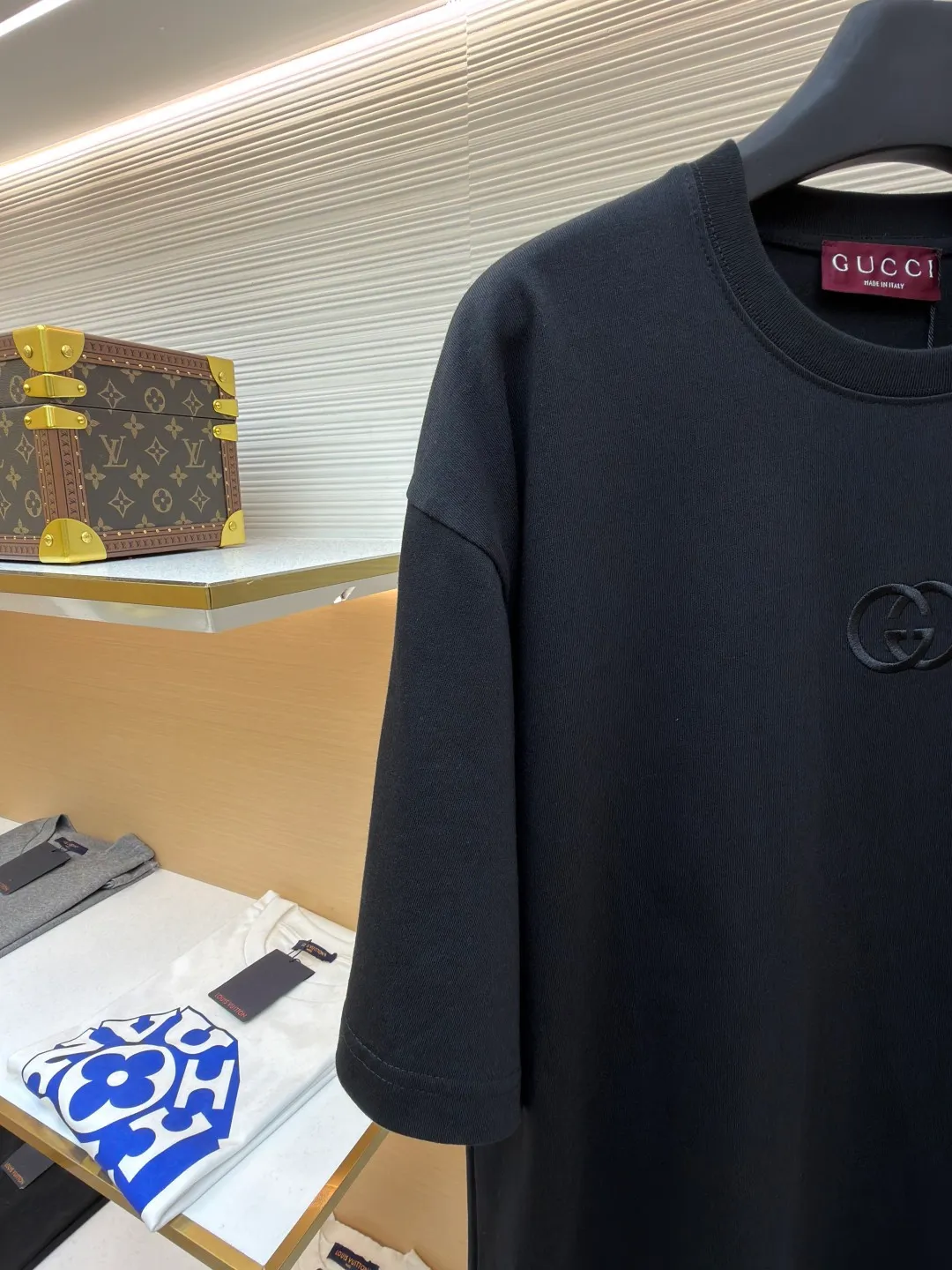 Gucci Double G embroidered round neck short sleeves ●Original version: purchased and developed by 2977 ●Item number: 1682217-A00 ●Fabric: fine velvet knitted cotton fabric ●Technology: embroidery production ●Color: black ●Version: fitted version ●Weight: about 280 grams ●Size: XS-S-M-L ●Description: Made of 15S special woven compact cotton fine velvet knitted fabric with a weight of 230g/㎡; paired with 32S high count and high weight 1x1 rib, with a weight of 340g/㎡. Ribbing is used on the collar to ensure excellent elastic recovery and deformation resistance of the collar. The fabric uses compact spinning technology to effectively reduce yarn hairiness, making the fabric structure tighter, the surface smoother, and the pilling resistance better. The weight of 230g is medium to heavy, which gives the T-shirt good stiffness and drape, and is not easy to collapse, ensuring the texture of high-end ready-to-wear. The fine velvet knitted fabric has been lightly brushed or raised, giving it a softer, waxier skin-friendly feel than ordinary plain cotton. Three-dimensional stitch embroidery is an embroidery process that uses high-density linear stitches to be closely arranged to form raised lines. The core is to use thicker embroidery thread, and the stitches are continuous and even without gaps. It naturally produces a raised height of 1-2 mm, making the edges of the pattern clear and sharp, and the touch feeling full and solid. The overall wiring is straight and delicate, the fabric is comfortable and soft, and the color is consistent without color difference. It can be matched with the same style to create a fashionable look and control various occasions. Customized accessories, complete with three standards, same style for men and women!