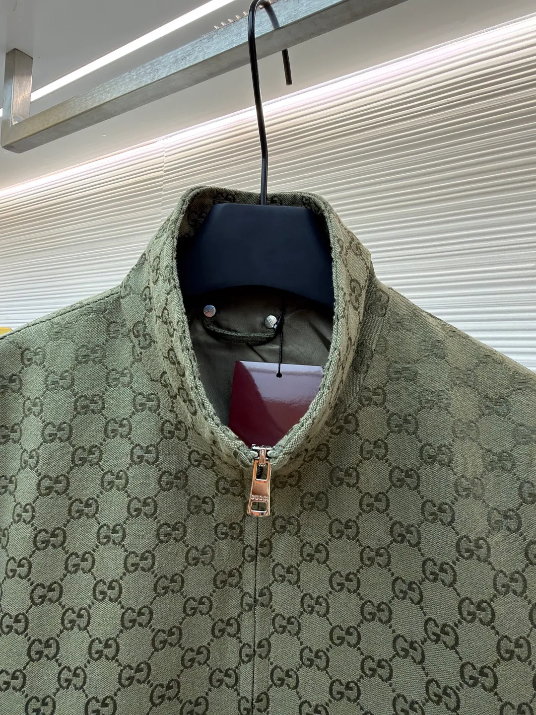 Gucci full-width jacquard all-over printed jacket ●Item number: 1681580-B90 ●Material: polyester fiber fabric ●Technology: jacquard production ●Color: green ●Version: fitted version ●Weight: about 820 grams ●Size: 46-48-50-52 ●Description: Original custom-woven warp siro spinning, cotton nylon blended fabric, imported large rapier machine-colored jacquard technology, jacquard presbyopia all-over printing pattern. Silk lining inside. The laser cutting machine is used to cut the pieces according to the pattern position, the left and right sides of the placket are aligned in parallel, and the parking space splicing process is used to make the cutting pieces neat and tidy, which will cause great loss. Full body counterpoint, correct version, craftsman spirit. Dyed resin engraved buttons and custom double-ended zipper. Front zip pocket, peak collar design, unisex style. The overall wiring is straight and delicate, the fabric is comfortable and soft, and the color is consistent without color difference. It can be matched with the same style to create a fashionable look and control various occasions. Customized accessories, complete with three standards, same style for men and women!
