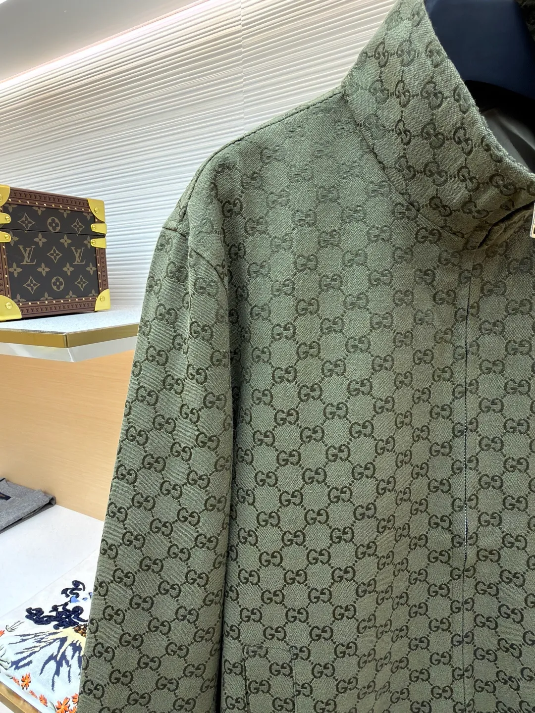 Gucci full-width jacquard all-over printed jacket ●Item number: 1681580-B90 ●Material: polyester fiber fabric ●Technology: jacquard production ●Color: green ●Version: fitted version ●Weight: about 820 grams ●Size: 46-48-50-52 ●Description: Original custom-woven warp siro spinning, cotton nylon blended fabric, imported large rapier machine-colored jacquard technology, jacquard presbyopia all-over printing pattern. Silk lining inside. The laser cutting machine is used to cut the pieces according to the pattern position, the left and right sides of the placket are aligned in parallel, and the parking space splicing process is used to make the cutting pieces neat and tidy, which will cause great loss. Full body counterpoint, correct version, craftsman spirit. Dyed resin engraved buttons and custom double-ended zipper. Front zip pocket, peak collar design, unisex style. The overall wiring is straight and delicate, the fabric is comfortable and soft, and the color is consistent without color difference. It can be matched with the same style to create a fashionable look and control various occasions. Customized accessories, complete with three standards, same style for men and women!