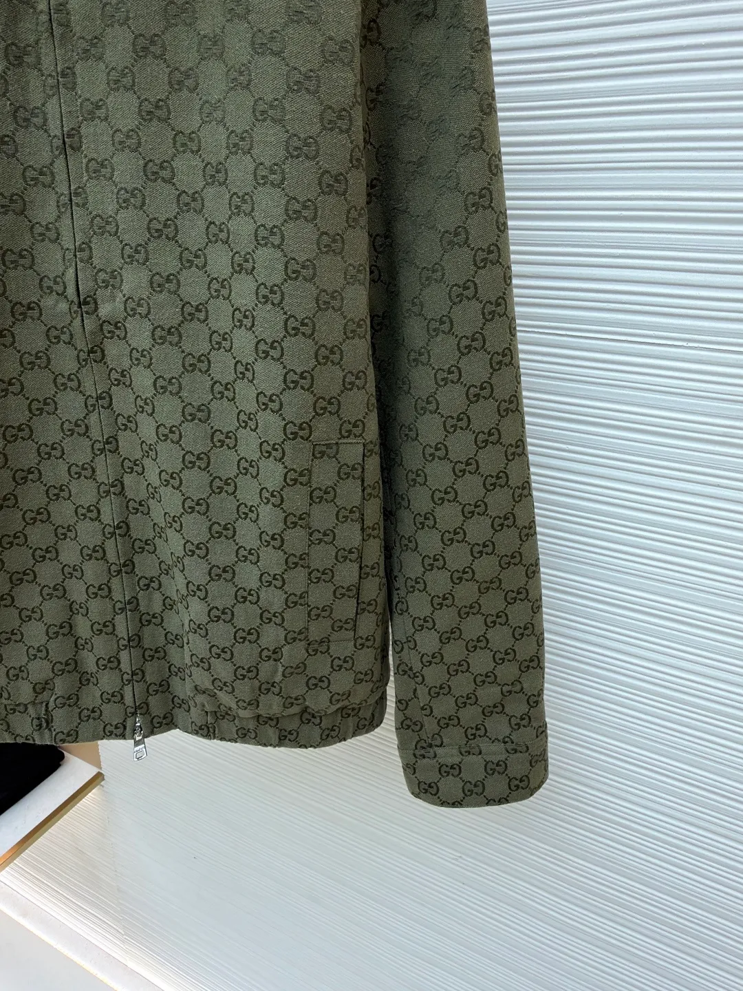 Gucci full-width jacquard all-over printed jacket ●Item number: 1681580-B90 ●Material: polyester fiber fabric ●Technology: jacquard production ●Color: green ●Version: fitted version ●Weight: about 820 grams ●Size: 46-48-50-52 ●Description: Original custom-woven warp siro spinning, cotton nylon blended fabric, imported large rapier machine-colored jacquard technology, jacquard presbyopia all-over printing pattern. Silk lining inside. The laser cutting machine is used to cut the pieces according to the pattern position, the left and right sides of the placket are aligned in parallel, and the parking space splicing process is used to make the cutting pieces neat and tidy, which will cause great loss. Full body counterpoint, correct version, craftsman spirit. Dyed resin engraved buttons and custom double-ended zipper. Front zip pocket, peak collar design, unisex style. The overall wiring is straight and delicate, the fabric is comfortable and soft, and the color is consistent without color difference. It can be matched with the same style to create a fashionable look and control various occasions. Customized accessories, complete with three standards, same style for men and women!
