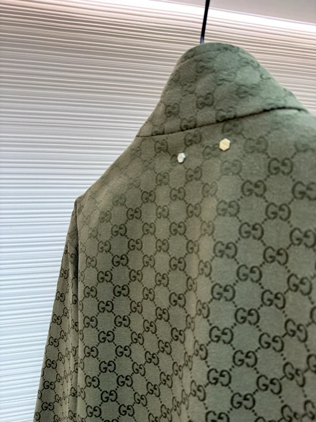Gucci full-width jacquard all-over printed jacket ●Item number: 1681580-B90 ●Material: polyester fiber fabric ●Technology: jacquard production ●Color: green ●Version: fitted version ●Weight: about 820 grams ●Size: 46-48-50-52 ●Description: Original custom-woven warp siro spinning, cotton nylon blended fabric, imported large rapier machine-colored jacquard technology, jacquard presbyopia all-over printing pattern. Silk lining inside. The laser cutting machine is used to cut the pieces according to the pattern position, the left and right sides of the placket are aligned in parallel, and the parking space splicing process is used to make the cutting pieces neat and tidy, which will cause great loss. Full body counterpoint, correct version, craftsman spirit. Dyed resin engraved buttons and custom double-ended zipper. Front zip pocket, peak collar design, unisex style. The overall wiring is straight and delicate, the fabric is comfortable and soft, and the color is consistent without color difference. It can be matched with the same style to create a fashionable look and control various occasions. Customized accessories, complete with three standards, same style for men and women!