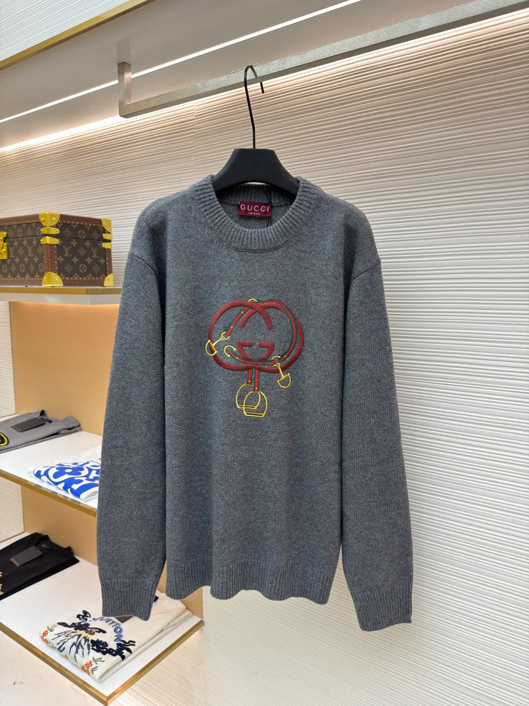 Gucci New Year red lantern double G embroidered sweater ●Original version: Purchased and developed for 15200 ●Item number: 168235-A75 ●Fabric: wool fabric ●Technology: knitted production ●Color: gray ●Version: fitted version ●Weight: about 690 grams ●Size: S-M-L-XL ●Description: Made of 50% wool, 30% wool, 10% cashmere, 10% nylon. Original dyeing and weaving. Embroidery technology: 3D cotton thread embroidery, original dyeing, same color and same size 1:1 restoration. Garment washing - removing wool impurities - fixing color - fixing style. Equestrian style elements are expertly embellished with classic silhouettes, adding a dynamic touch. This sweater is made of dark gray knitted wool, with webbing interlocking Double G and stirrup embroidery, adding fashionable charm. The overall wiring is straight and delicate, the fabric is comfortable and soft, and the color is consistent without color difference. It can be matched with the same style to create a fashionable look and control various occasions. Customized accessories, complete with three standards, same style for men and women!