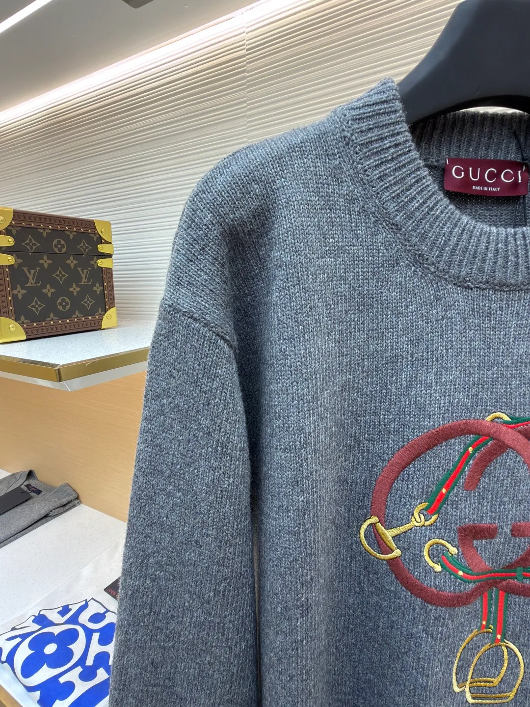 Gucci New Year red lantern double G embroidered sweater ●Original version: Purchased and developed for 15200 ●Item number: 168235-A75 ●Fabric: wool fabric ●Technology: knitted production ●Color: gray ●Version: fitted version ●Weight: about 690 grams ●Size: S-M-L-XL ●Description: Made of 50% wool, 30% wool, 10% cashmere, 10% nylon. Original dyeing and weaving. Embroidery technology: 3D cotton thread embroidery, original dyeing, same color and same size 1:1 restoration. Garment washing - removing wool impurities - fixing color - fixing style. Equestrian style elements are expertly embellished with classic silhouettes, adding a dynamic touch. This sweater is made of dark gray knitted wool, with webbing interlocking Double G and stirrup embroidery, adding fashionable charm. The overall wiring is straight and delicate, the fabric is comfortable and soft, and the color is consistent without color difference. It can be matched with the same style to create a fashionable look and control various occasions. Customized accessories, complete with three standards, same style for men and women!