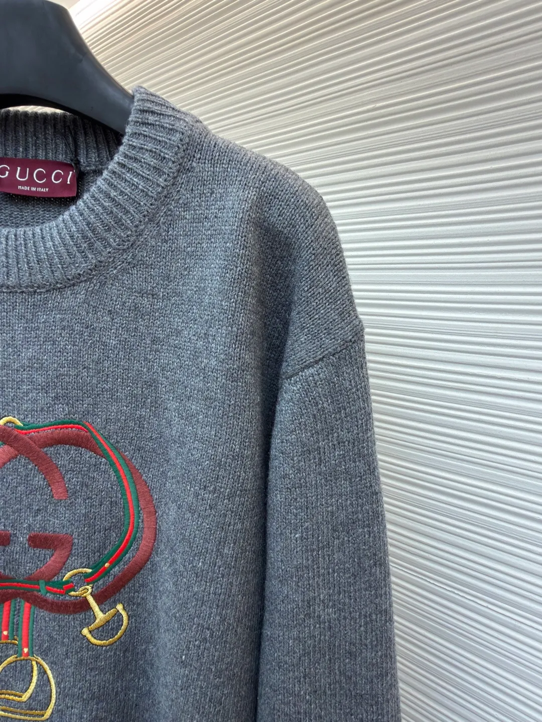 Gucci New Year red lantern double G embroidered sweater ●Original version: Purchased and developed for 15200 ●Item number: 168235-A75 ●Fabric: wool fabric ●Technology: knitted production ●Color: gray ●Version: fitted version ●Weight: about 690 grams ●Size: S-M-L-XL ●Description: Made of 50% wool, 30% wool, 10% cashmere, 10% nylon. Original dyeing and weaving. Embroidery technology: 3D cotton thread embroidery, original dyeing, same color and same size 1:1 restoration. Garment washing - removing wool impurities - fixing color - fixing style. Equestrian style elements are expertly embellished with classic silhouettes, adding a dynamic touch. This sweater is made of dark gray knitted wool, with webbing interlocking Double G and stirrup embroidery, adding fashionable charm. The overall wiring is straight and delicate, the fabric is comfortable and soft, and the color is consistent without color difference. It can be matched with the same style to create a fashionable look and control various occasions. Customized accessories, complete with three standards, same style for men and women!