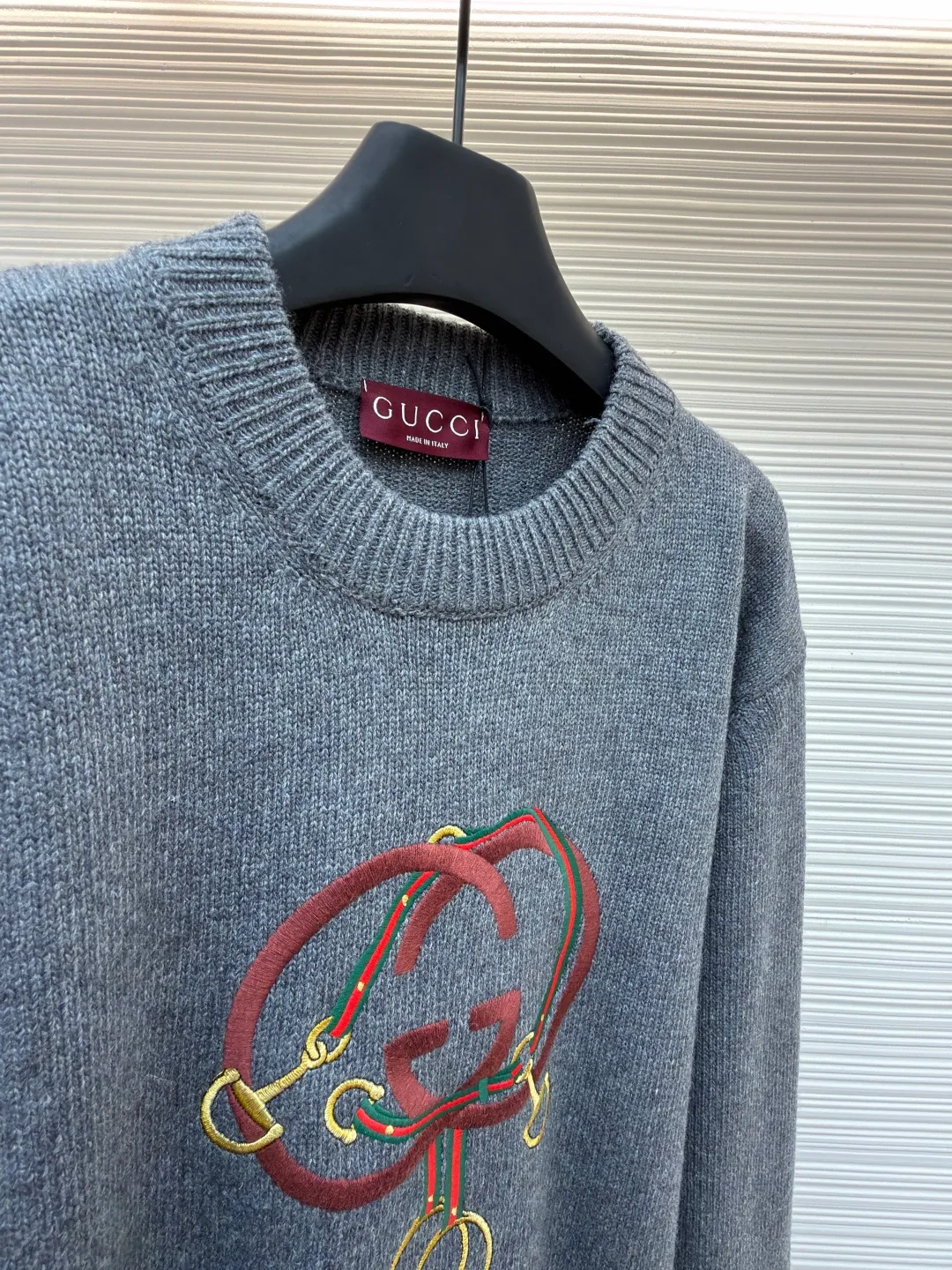 Gucci New Year red lantern double G embroidered sweater ●Original version: Purchased and developed for 15200 ●Item number: 168235-A75 ●Fabric: wool fabric ●Technology: knitted production ●Color: gray ●Version: fitted version ●Weight: about 690 grams ●Size: S-M-L-XL ●Description: Made of 50% wool, 30% wool, 10% cashmere, 10% nylon. Original dyeing and weaving. Embroidery technology: 3D cotton thread embroidery, original dyeing, same color and same size 1:1 restoration. Garment washing - removing wool impurities - fixing color - fixing style. Equestrian style elements are expertly embellished with classic silhouettes, adding a dynamic touch. This sweater is made of dark gray knitted wool, with webbing interlocking Double G and stirrup embroidery, adding fashionable charm. The overall wiring is straight and delicate, the fabric is comfortable and soft, and the color is consistent without color difference. It can be matched with the same style to create a fashionable look and control various occasions. Customized accessories, complete with three standards, same style for men and women!