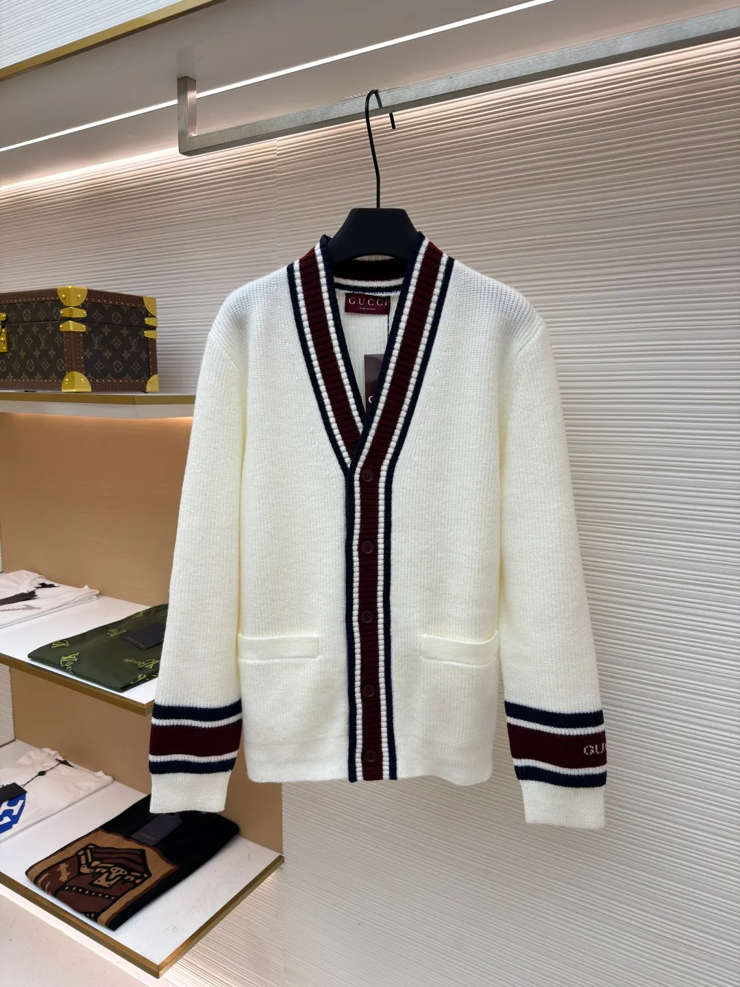 Gucci V-neck knitted cardigan ●Original version: Purchased and developed for 13600 ●Item number: 1680871-B15 ●Material: wool blended fabric ●Technology: Knitted production ●Version: Loose fit ●Weight: about 620 grams ●Size: S-M-L-XL ●Description: This sweater is made of 100% wool knitted fabric, with Gucc intarsia on the sleeves. Engraved button closure, soft and comfortable texture. The overall wiring is straight and delicate, the fabric is comfortable and soft, and the color is consistent without color difference. It can be matched with the same style to create a fashionable look and control various occasions. Customized accessories, complete with three standards, same style for men and women!