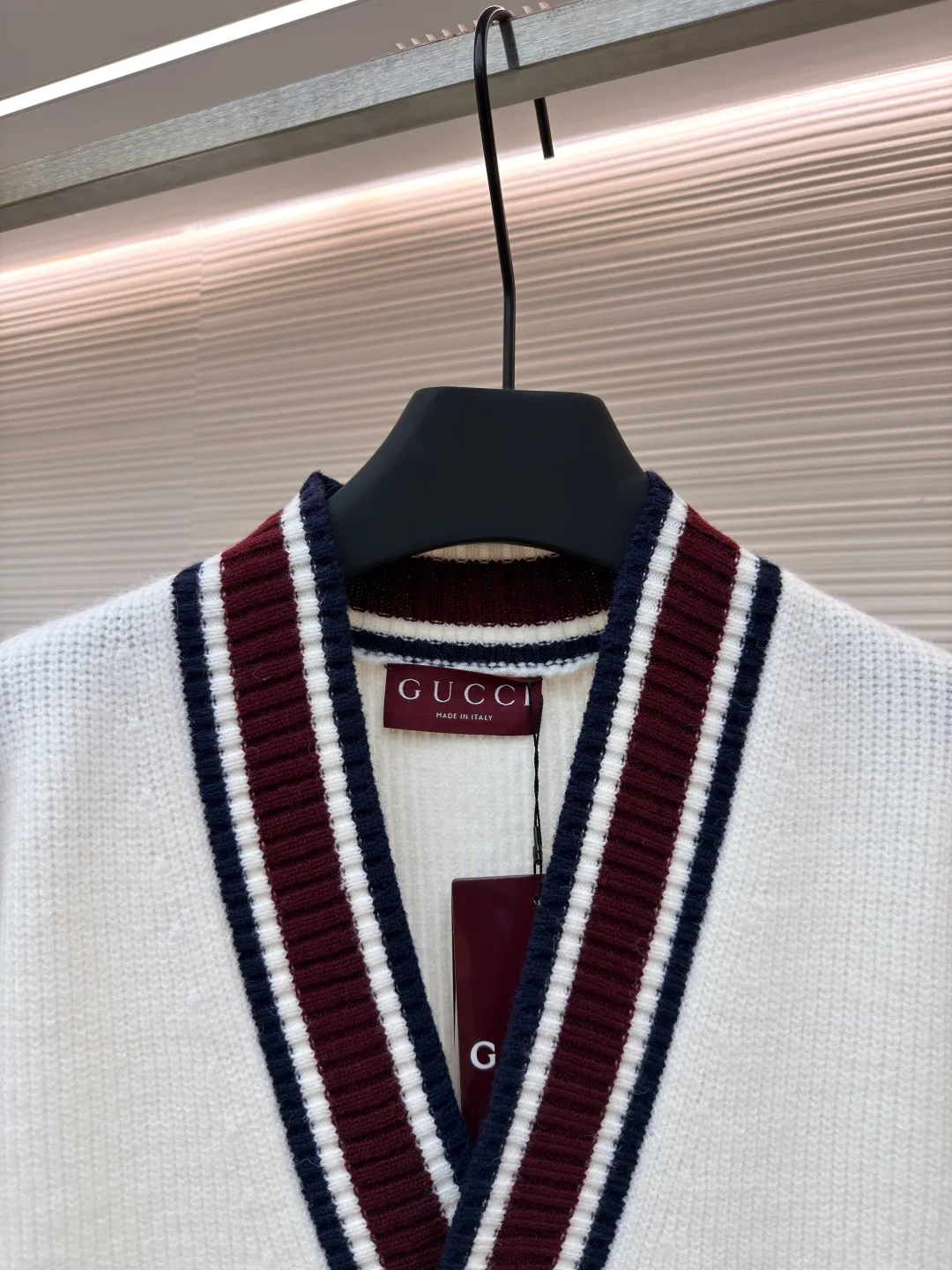 Gucci V-neck knitted cardigan ●Original version: Purchased and developed for 13600 ●Item number: 1680871-B15 ●Material: wool blended fabric ●Technology: Knitted production ●Version: Loose fit ●Weight: about 620 grams ●Size: S-M-L-XL ●Description: This sweater is made of 100% wool knitted fabric, with Gucc intarsia on the sleeves. Engraved button closure, soft and comfortable texture. The overall wiring is straight and delicate, the fabric is comfortable and soft, and the color is consistent without color difference. It can be matched with the same style to create a fashionable look and control various occasions. Customized accessories, complete with three standards, same style for men and women!