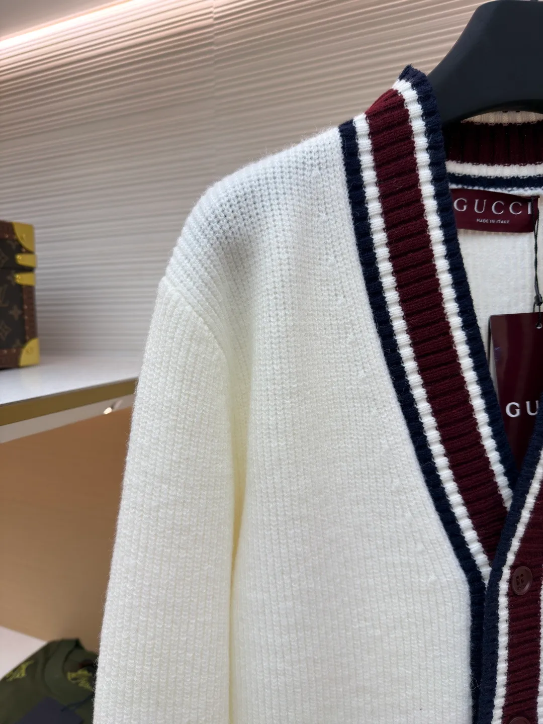 Gucci V-neck knitted cardigan ●Original version: Purchased and developed for 13600 ●Item number: 1680871-B15 ●Material: wool blended fabric ●Technology: Knitted production ●Version: Loose fit ●Weight: about 620 grams ●Size: S-M-L-XL ●Description: This sweater is made of 100% wool knitted fabric, with Gucc intarsia on the sleeves. Engraved button closure, soft and comfortable texture. The overall wiring is straight and delicate, the fabric is comfortable and soft, and the color is consistent without color difference. It can be matched with the same style to create a fashionable look and control various occasions. Customized accessories, complete with three standards, same style for men and women!