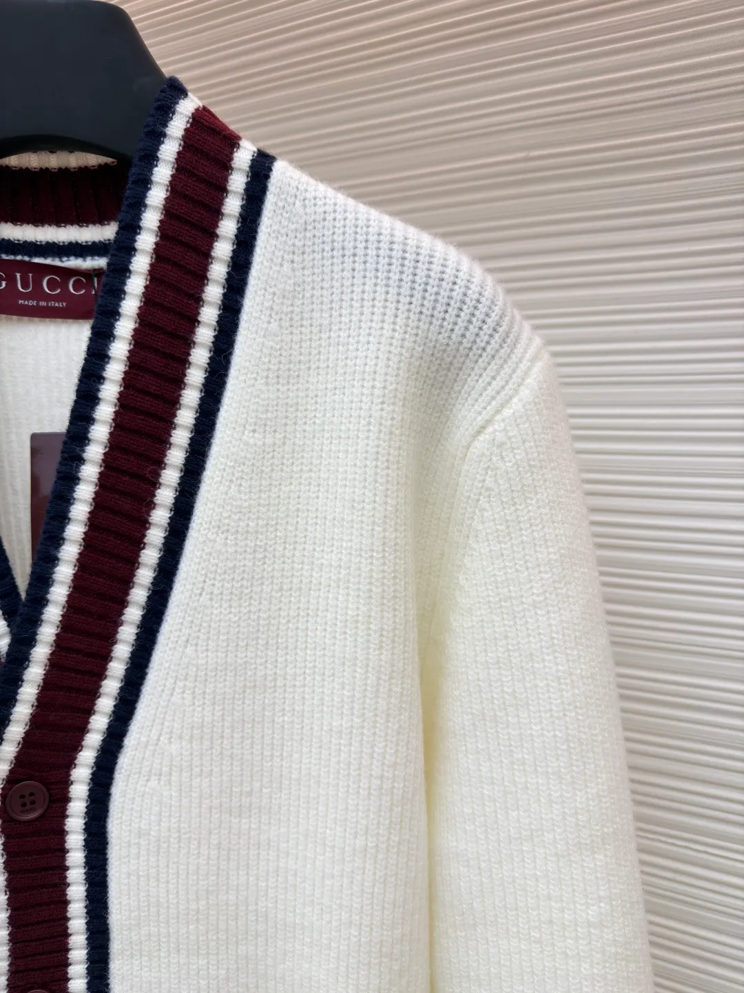 Gucci V-neck knitted cardigan ●Original version: Purchased and developed for 13600 ●Item number: 1680871-B15 ●Material: wool blended fabric ●Technology: Knitted production ●Version: Loose fit ●Weight: about 620 grams ●Size: S-M-L-XL ●Description: This sweater is made of 100% wool knitted fabric, with Gucc intarsia on the sleeves. Engraved button closure, soft and comfortable texture. The overall wiring is straight and delicate, the fabric is comfortable and soft, and the color is consistent without color difference. It can be matched with the same style to create a fashionable look and control various occasions. Customized accessories, complete with three standards, same style for men and women!