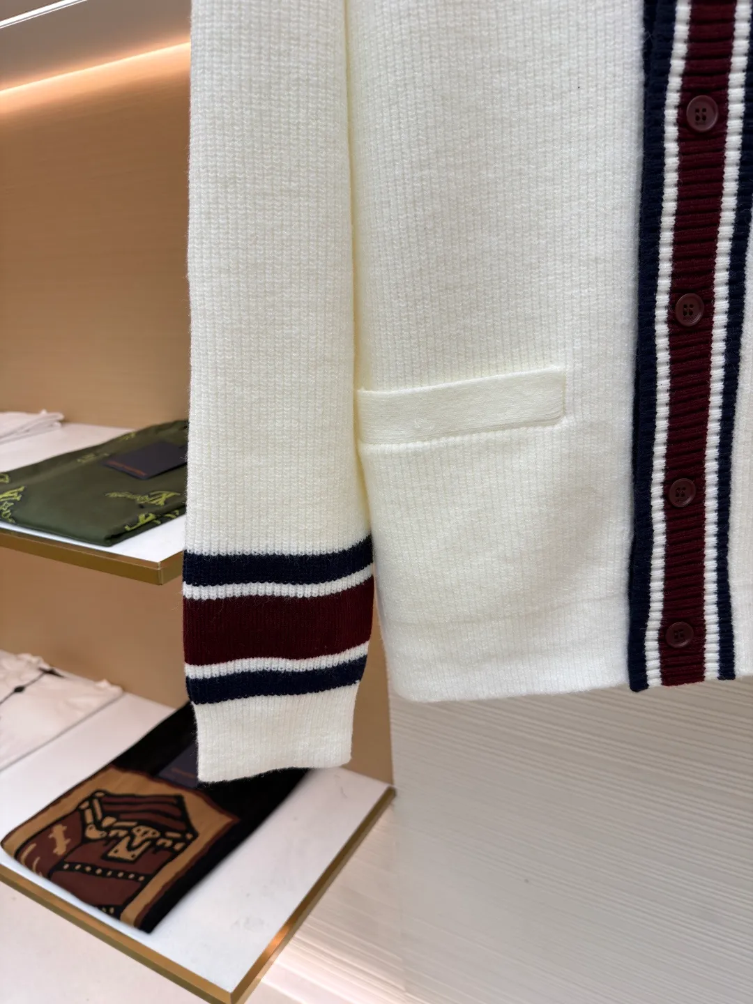 Gucci V-neck knitted cardigan ●Original version: Purchased and developed for 13600 ●Item number: 1680871-B15 ●Material: wool blended fabric ●Technology: Knitted production ●Version: Loose fit ●Weight: about 620 grams ●Size: S-M-L-XL ●Description: This sweater is made of 100% wool knitted fabric, with Gucc intarsia on the sleeves. Engraved button closure, soft and comfortable texture. The overall wiring is straight and delicate, the fabric is comfortable and soft, and the color is consistent without color difference. It can be matched with the same style to create a fashionable look and control various occasions. Customized accessories, complete with three standards, same style for men and women!