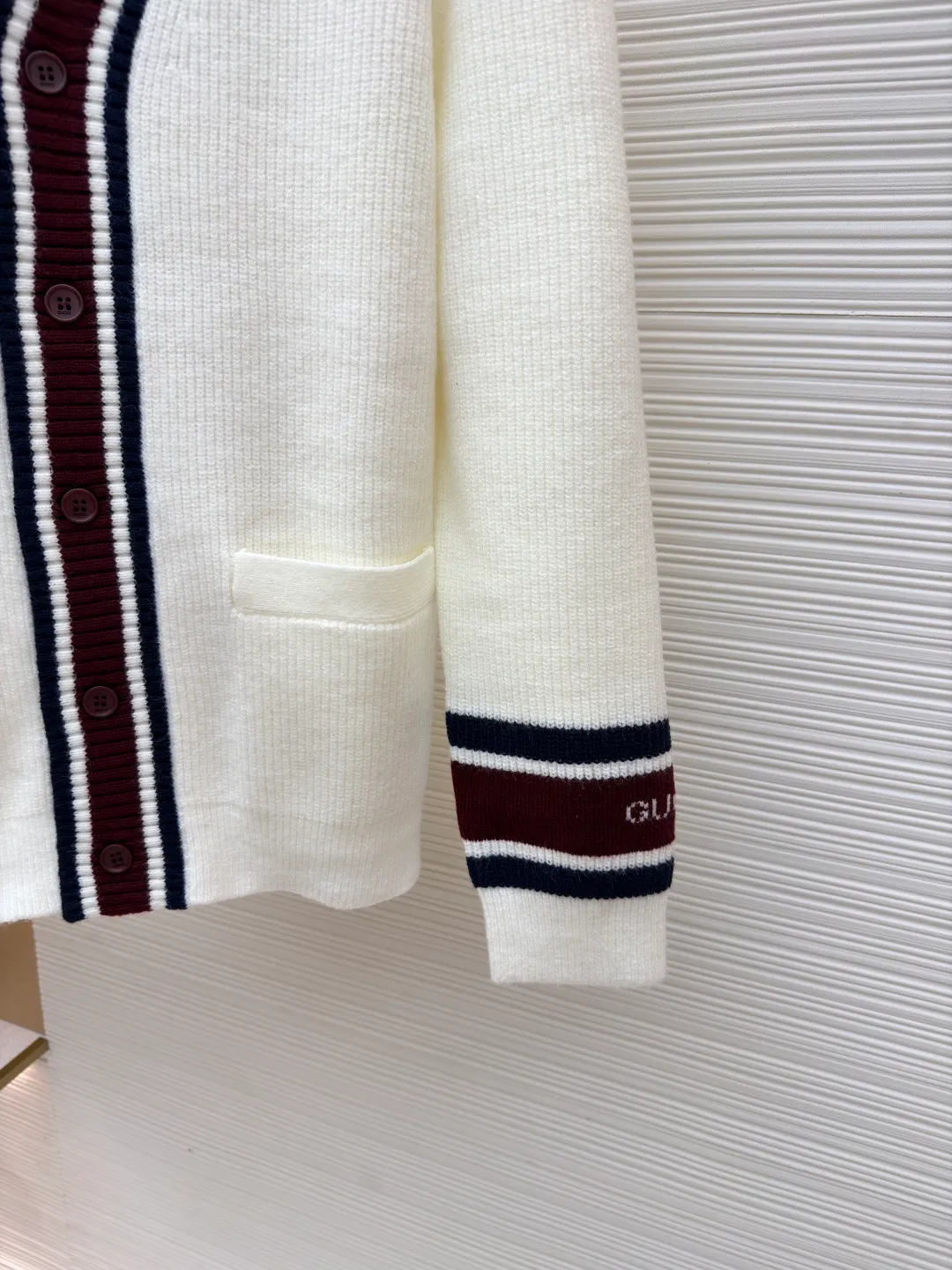 Gucci V-neck knitted cardigan ●Original version: Purchased and developed for 13600 ●Item number: 1680871-B15 ●Material: wool blended fabric ●Technology: Knitted production ●Version: Loose fit ●Weight: about 620 grams ●Size: S-M-L-XL ●Description: This sweater is made of 100% wool knitted fabric, with Gucc intarsia on the sleeves. Engraved button closure, soft and comfortable texture. The overall wiring is straight and delicate, the fabric is comfortable and soft, and the color is consistent without color difference. It can be matched with the same style to create a fashionable look and control various occasions. Customized accessories, complete with three standards, same style for men and women!