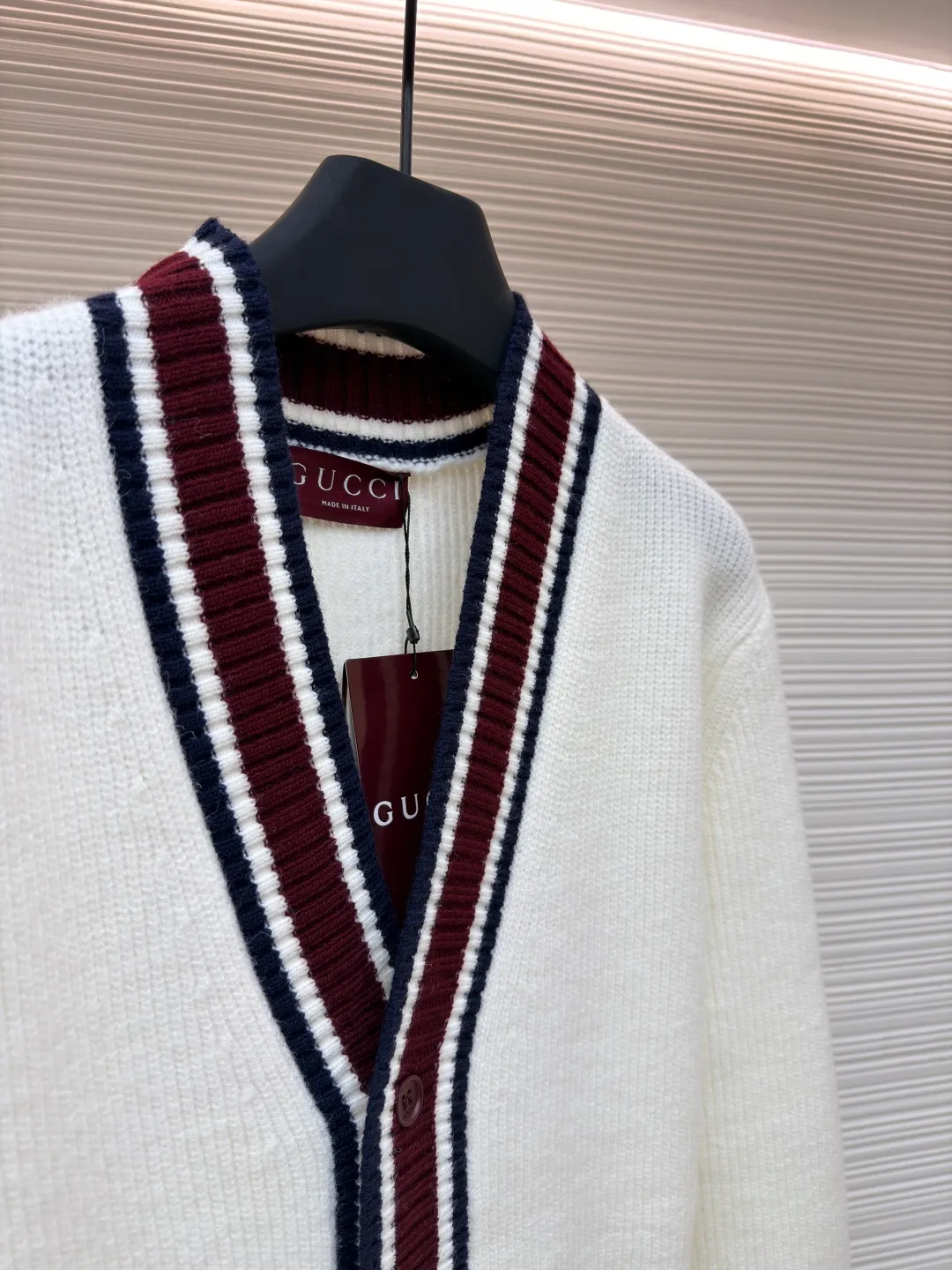 Gucci V-neck knitted cardigan ●Original version: Purchased and developed for 13600 ●Item number: 1680871-B15 ●Material: wool blended fabric ●Technology: Knitted production ●Version: Loose fit ●Weight: about 620 grams ●Size: S-M-L-XL ●Description: This sweater is made of 100% wool knitted fabric, with Gucc intarsia on the sleeves. Engraved button closure, soft and comfortable texture. The overall wiring is straight and delicate, the fabric is comfortable and soft, and the color is consistent without color difference. It can be matched with the same style to create a fashionable look and control various occasions. Customized accessories, complete with three standards, same style for men and women!
