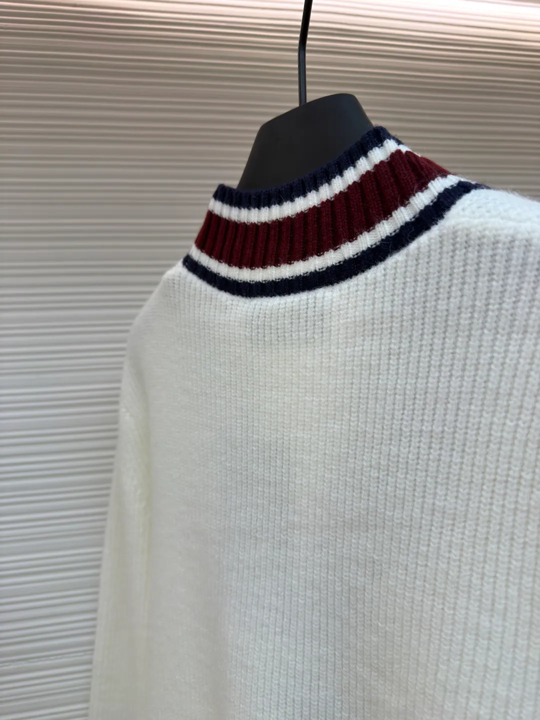 Gucci V-neck knitted cardigan ●Original version: Purchased and developed for 13600 ●Item number: 1680871-B15 ●Material: wool blended fabric ●Technology: Knitted production ●Version: Loose fit ●Weight: about 620 grams ●Size: S-M-L-XL ●Description: This sweater is made of 100% wool knitted fabric, with Gucc intarsia on the sleeves. Engraved button closure, soft and comfortable texture. The overall wiring is straight and delicate, the fabric is comfortable and soft, and the color is consistent without color difference. It can be matched with the same style to create a fashionable look and control various occasions. Customized accessories, complete with three standards, same style for men and women!