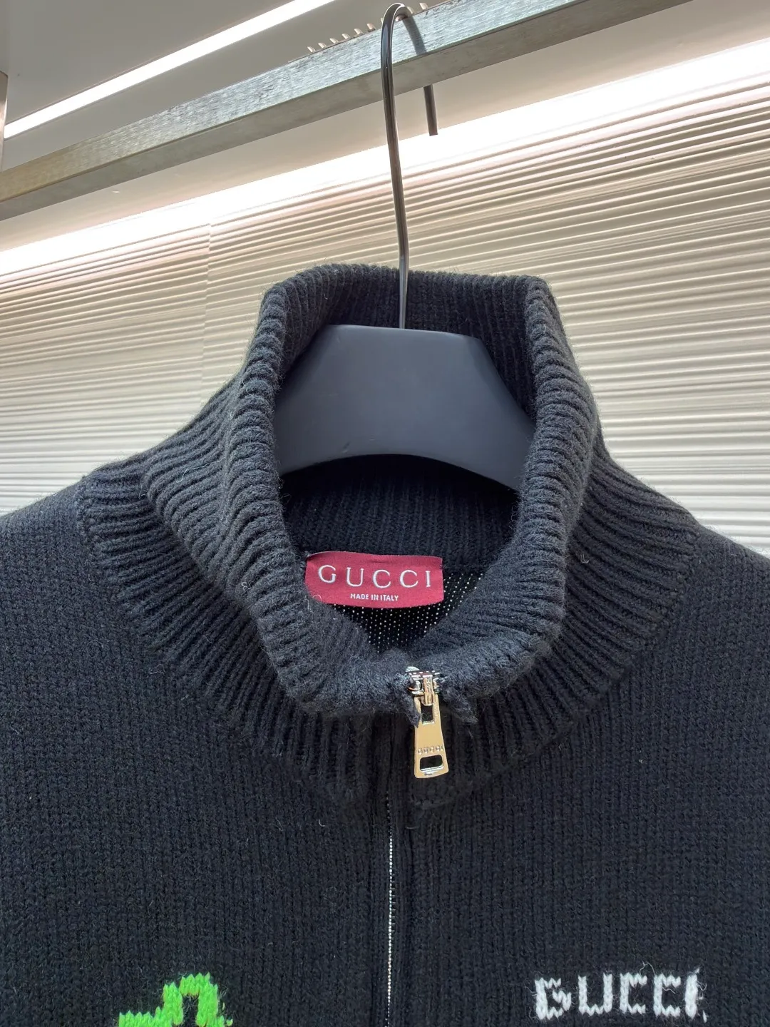Gucci ski-embellished mountain view intarsia wool knitted jacket ●Original version: purchased and developed by 30686 ●Item number: 1681937-C65 ●Fabric: wool blended fabric ●Technology: knitted intarsia production ●Color: black, green and white ●Version: fitted version ●Weight: about 875 grams ●Size: S-M-L-XL ●Description: This Gucci snow mountain knitted cardigan uses 7-needle high-density jacquard technology and is formed by imported intelligent computerized wool looms. The main body is made of custom-dyed refined cotton blended yarn, which has been twisted and spliced ​​to have both a crisp texture and soft and skin-friendly properties. The yarn has been treated with the Basulan process in advance, which has a high degree of color restoration and is not easy to fade. The "snow mountain" pattern on the body adopts double-layer intarsia technology, and the three colors of black, white and fluorescent green are accurately interwoven through the German heavy industry jacquard machine. The pattern outline is clear and the texture is distinct. The placket is equipped with a customized metal zipper, and the bottom of the zipper is reinforced with 14-needle flat knitting; the collar, cuffs, and hem are ribbed with the same material, which has long-lasting elasticity and is not easily deformed. The finished product needs to be manually stitched and tightened, and the details are manually highlighted, and then washed and shaped with customized lotion to finally achieve the dual restoration of pattern and texture. The overall wiring is straight and delicate, the fabric is comfortable and soft, and the color is consistent without color difference. It can be matched with the same style to create a fashionable look and control various occasions. Customized accessories, complete with three standards, same style for men and women!