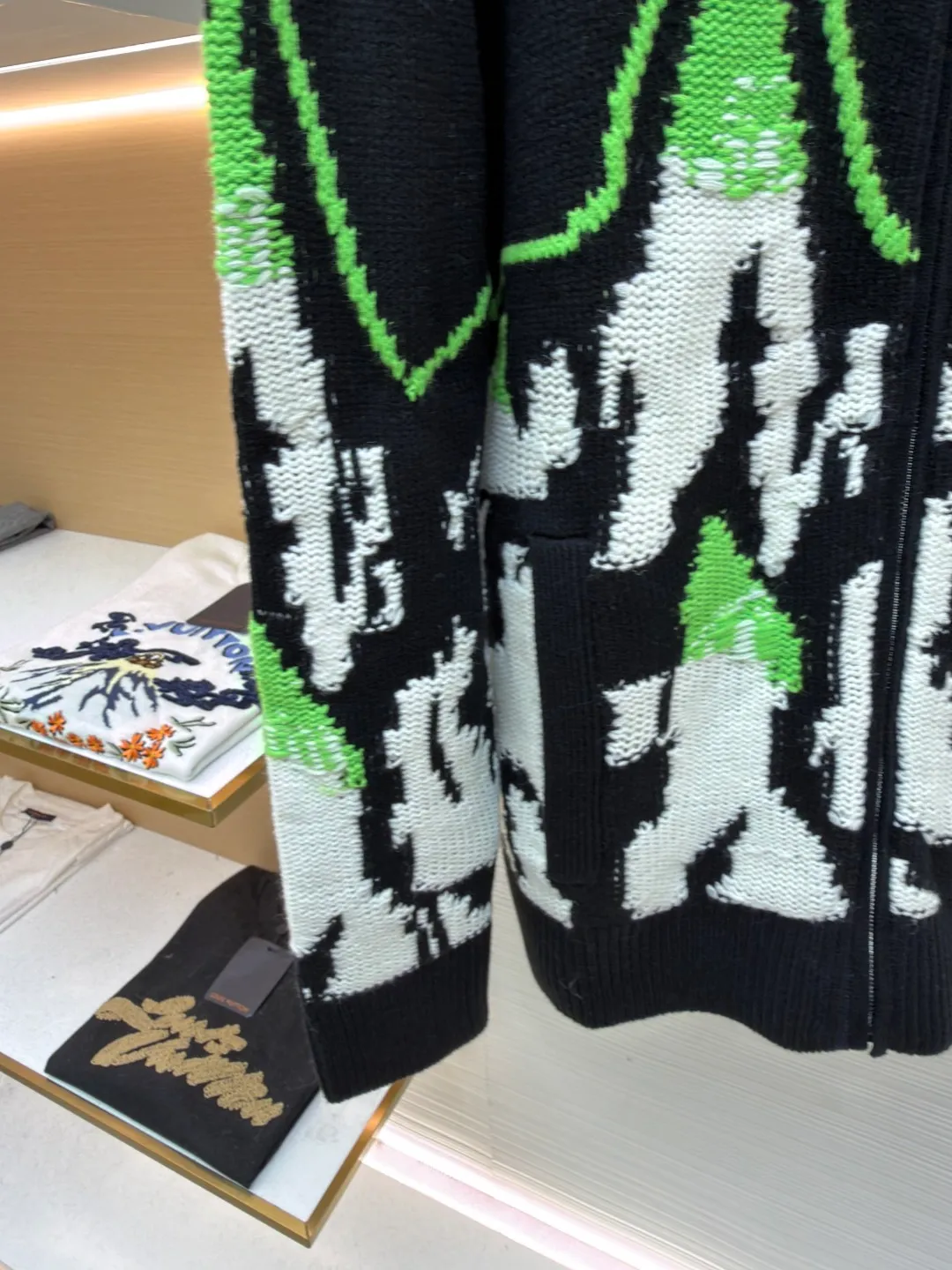 Gucci ski-embellished mountain view intarsia wool knitted jacket ●Original version: purchased and developed by 30686 ●Item number: 1681937-C65 ●Fabric: wool blended fabric ●Technology: knitted intarsia production ●Color: black, green and white ●Version: fitted version ●Weight: about 875 grams ●Size: S-M-L-XL ●Description: This Gucci snow mountain knitted cardigan uses 7-needle high-density jacquard technology and is formed by imported intelligent computerized wool looms. The main body is made of custom-dyed refined cotton blended yarn, which has been twisted and spliced ​​to have both a crisp texture and soft and skin-friendly properties. The yarn has been treated with the Basulan process in advance, which has a high degree of color restoration and is not easy to fade. The "snow mountain" pattern on the body adopts double-layer intarsia technology, and the three colors of black, white and fluorescent green are accurately interwoven through the German heavy industry jacquard machine. The pattern outline is clear and the texture is distinct. The placket is equipped with a customized metal zipper, and the bottom of the zipper is reinforced with 14-needle flat knitting; the collar, cuffs, and hem are ribbed with the same material, which has long-lasting elasticity and is not easily deformed. The finished product needs to be manually stitched and tightened, and the details are manually highlighted, and then washed and shaped with customized lotion to finally achieve the dual restoration of pattern and texture. The overall wiring is straight and delicate, the fabric is comfortable and soft, and the color is consistent without color difference. It can be matched with the same style to create a fashionable look and control various occasions. Customized accessories, complete with three standards, same style for men and women!