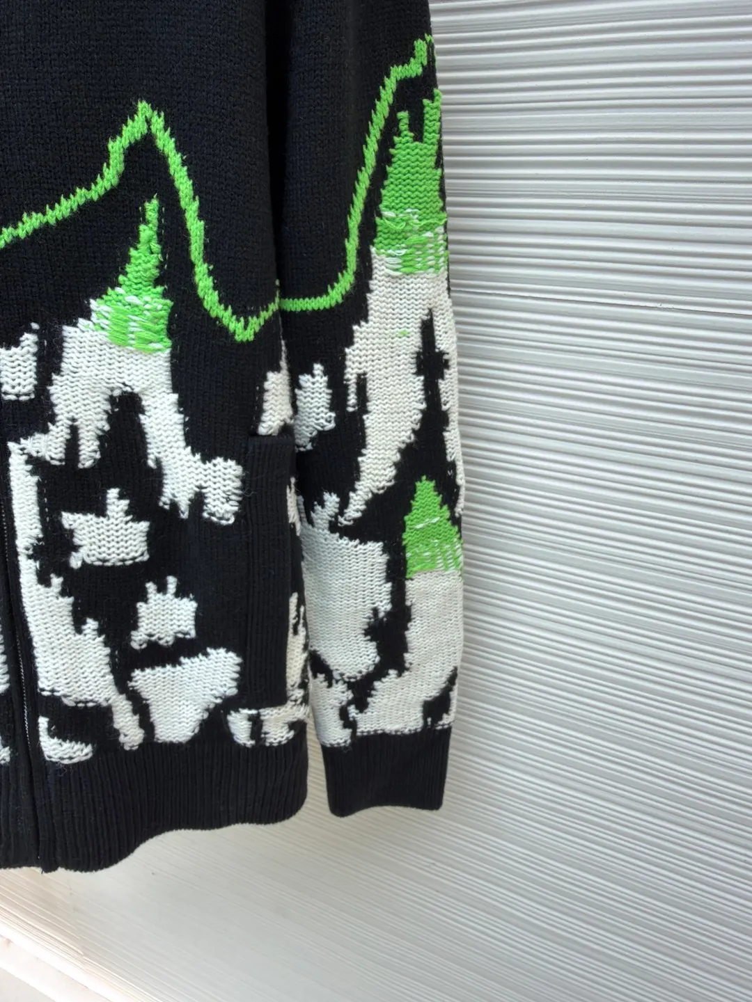 Gucci ski-embellished mountain view intarsia wool knitted jacket ●Original version: purchased and developed by 30686 ●Item number: 1681937-C65 ●Fabric: wool blended fabric ●Technology: knitted intarsia production ●Color: black, green and white ●Version: fitted version ●Weight: about 875 grams ●Size: S-M-L-XL ●Description: This Gucci snow mountain knitted cardigan uses 7-needle high-density jacquard technology and is formed by imported intelligent computerized wool looms. The main body is made of custom-dyed refined cotton blended yarn, which has been twisted and spliced ​​to have both a crisp texture and soft and skin-friendly properties. The yarn has been treated with the Basulan process in advance, which has a high degree of color restoration and is not easy to fade. The "snow mountain" pattern on the body adopts double-layer intarsia technology, and the three colors of black, white and fluorescent green are accurately interwoven through the German heavy industry jacquard machine. The pattern outline is clear and the texture is distinct. The placket is equipped with a customized metal zipper, and the bottom of the zipper is reinforced with 14-needle flat knitting; the collar, cuffs, and hem are ribbed with the same material, which has long-lasting elasticity and is not easily deformed. The finished product needs to be manually stitched and tightened, and the details are manually highlighted, and then washed and shaped with customized lotion to finally achieve the dual restoration of pattern and texture. The overall wiring is straight and delicate, the fabric is comfortable and soft, and the color is consistent without color difference. It can be matched with the same style to create a fashionable look and control various occasions. Customized accessories, complete with three standards, same style for men and women!
