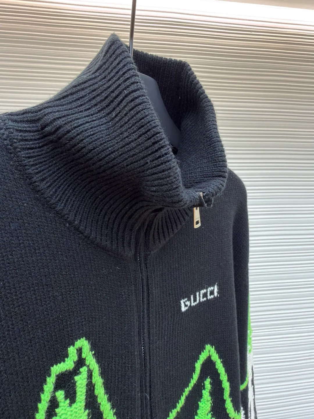 Gucci ski-embellished mountain view intarsia wool knitted jacket ●Original version: purchased and developed by 30686 ●Item number: 1681937-C65 ●Fabric: wool blended fabric ●Technology: knitted intarsia production ●Color: black, green and white ●Version: fitted version ●Weight: about 875 grams ●Size: S-M-L-XL ●Description: This Gucci snow mountain knitted cardigan uses 7-needle high-density jacquard technology and is formed by imported intelligent computerized wool looms. The main body is made of custom-dyed refined cotton blended yarn, which has been twisted and spliced ​​to have both a crisp texture and soft and skin-friendly properties. The yarn has been treated with the Basulan process in advance, which has a high degree of color restoration and is not easy to fade. The "snow mountain" pattern on the body adopts double-layer intarsia technology, and the three colors of black, white and fluorescent green are accurately interwoven through the German heavy industry jacquard machine. The pattern outline is clear and the texture is distinct. The placket is equipped with a customized metal zipper, and the bottom of the zipper is reinforced with 14-needle flat knitting; the collar, cuffs, and hem are ribbed with the same material, which has long-lasting elasticity and is not easily deformed. The finished product needs to be manually stitched and tightened, and the details are manually highlighted, and then washed and shaped with customized lotion to finally achieve the dual restoration of pattern and texture. The overall wiring is straight and delicate, the fabric is comfortable and soft, and the color is consistent without color difference. It can be matched with the same style to create a fashionable look and control various occasions. Customized accessories, complete with three standards, same style for men and women!
