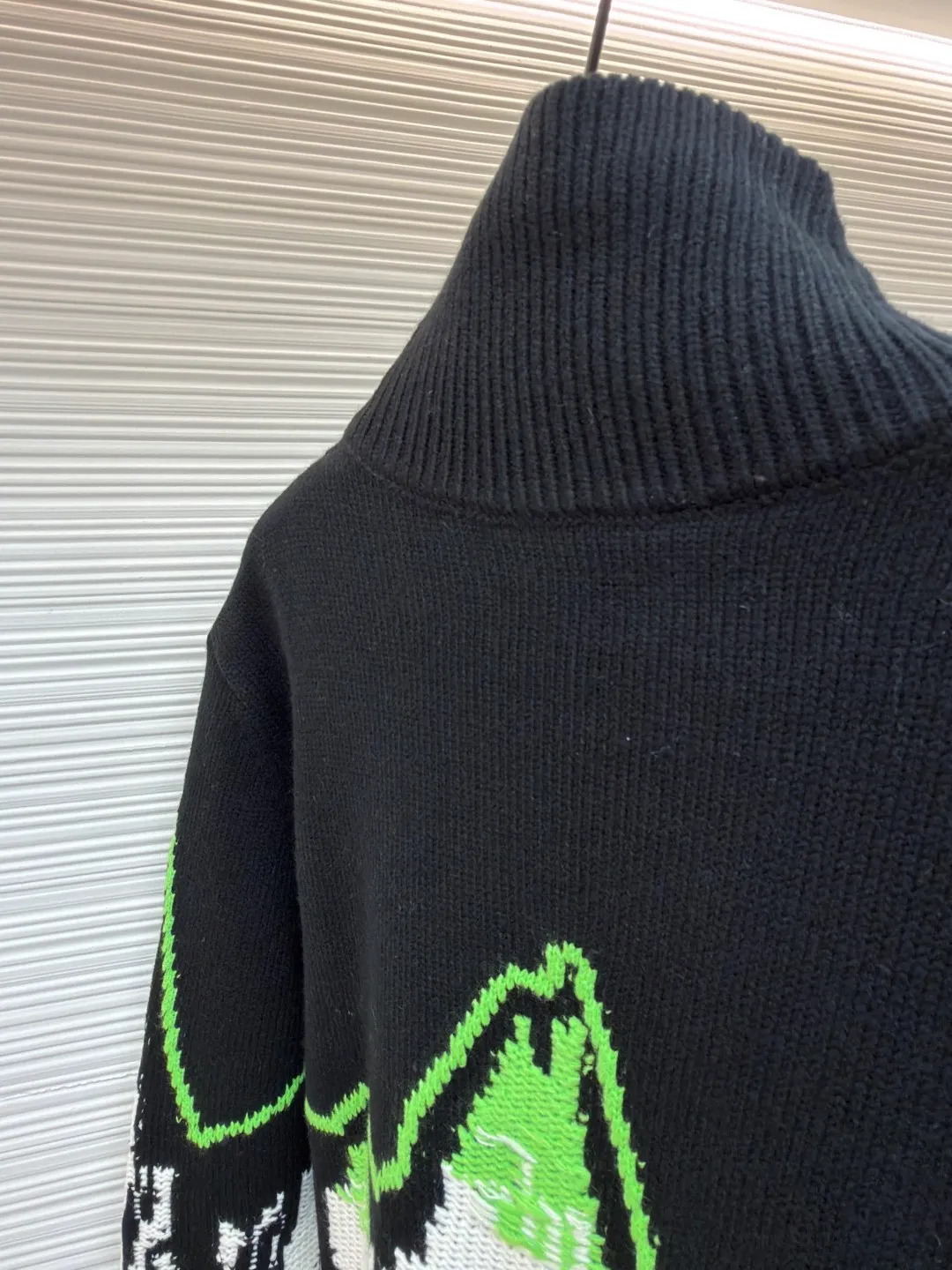 Gucci ski-embellished mountain view intarsia wool knitted jacket ●Original version: purchased and developed by 30686 ●Item number: 1681937-C65 ●Fabric: wool blended fabric ●Technology: knitted intarsia production ●Color: black, green and white ●Version: fitted version ●Weight: about 875 grams ●Size: S-M-L-XL ●Description: This Gucci snow mountain knitted cardigan uses 7-needle high-density jacquard technology and is formed by imported intelligent computerized wool looms. The main body is made of custom-dyed refined cotton blended yarn, which has been twisted and spliced ​​to have both a crisp texture and soft and skin-friendly properties. The yarn has been treated with the Basulan process in advance, which has a high degree of color restoration and is not easy to fade. The "snow mountain" pattern on the body adopts double-layer intarsia technology, and the three colors of black, white and fluorescent green are accurately interwoven through the German heavy industry jacquard machine. The pattern outline is clear and the texture is distinct. The placket is equipped with a customized metal zipper, and the bottom of the zipper is reinforced with 14-needle flat knitting; the collar, cuffs, and hem are ribbed with the same material, which has long-lasting elasticity and is not easily deformed. The finished product needs to be manually stitched and tightened, and the details are manually highlighted, and then washed and shaped with customized lotion to finally achieve the dual restoration of pattern and texture. The overall wiring is straight and delicate, the fabric is comfortable and soft, and the color is consistent without color difference. It can be matched with the same style to create a fashionable look and control various occasions. Customized accessories, complete with three standards, same style for men and women!