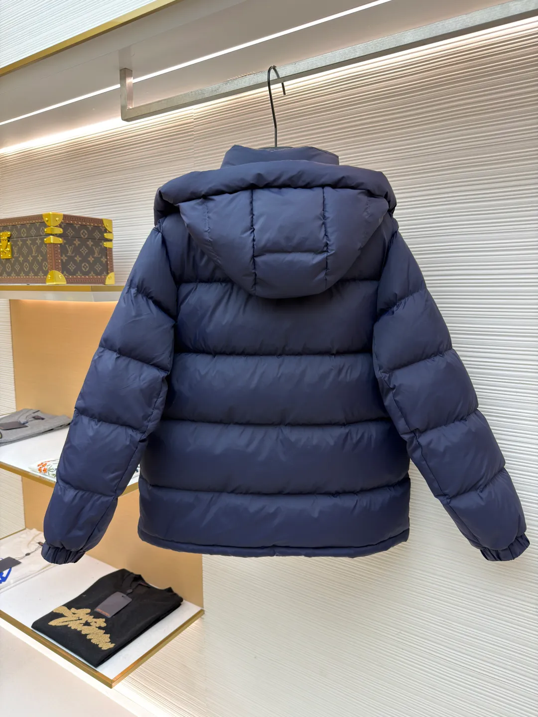 Gucci striped print detachable hood down jacket ●Original version: purchased and developed by 12389 ●Item number: 1681649-C80 ●Fabric: white goose down fabric ●Technology: mechanical down filling ●Color: navy blue ●Version: fitted version ●Weight: about 1025 grams ●Size: 42-44-46-48-50 ●Description: Purchased by the original buyer, custom-woven and dyed gray fabric with positioning printing, independent molding for hardware, and uniform filling of imported special goose down cotton. It is light, delicate, soft, not easy to deform, and does not show through. Goose down cotton is widely used in ski shirts and cold-proof clothing, and its international reputation is not inferior to that of pure down. , placket zipper with resin double-end opening and tail lowered by 1.2 cm. Collar pull nylon single-end closed end. It follows every small detail of the original version. The similarity is 99.99%. The single finished product weighs more than 1 kilogram. It is indispensable in winter. The overall wiring is straight and delicate, the fabric is comfortable and soft, and the color is consistent without color difference. It can be matched with the same style to create a fashionable look, and can be used in various occasions. Customized accessories, complete with three standards, same style for men and women!