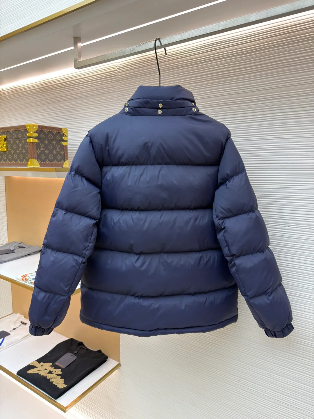 Gucci striped print detachable hood down jacket ●Original version: purchased and developed by 12389 ●Item number: 1681649-C80 ●Fabric: white goose down fabric ●Technology: mechanical down filling ●Color: navy blue ●Version: fitted version ●Weight: about 1025 grams ●Size: 42-44-46-48-50 ●Description: Purchased by the original buyer, custom-woven and dyed gray fabric with positioning printing, independent molding for hardware, and uniform filling of imported special goose down cotton. It is light, delicate, soft, not easy to deform, and does not show through. Goose down cotton is widely used in ski shirts and cold-proof clothing, and its international reputation is not inferior to that of pure down. , placket zipper with resin double-end opening and tail lowered by 1.2 cm. Collar pull nylon single-end closed end. It follows every small detail of the original version. The similarity is 99.99%. The single finished product weighs more than 1 kilogram. It is indispensable in winter. The overall wiring is straight and delicate, the fabric is comfortable and soft, and the color is consistent without color difference. It can be matched with the same style to create a fashionable look, and can be used in various occasions. Customized accessories, complete with three standards, same style for men and women!