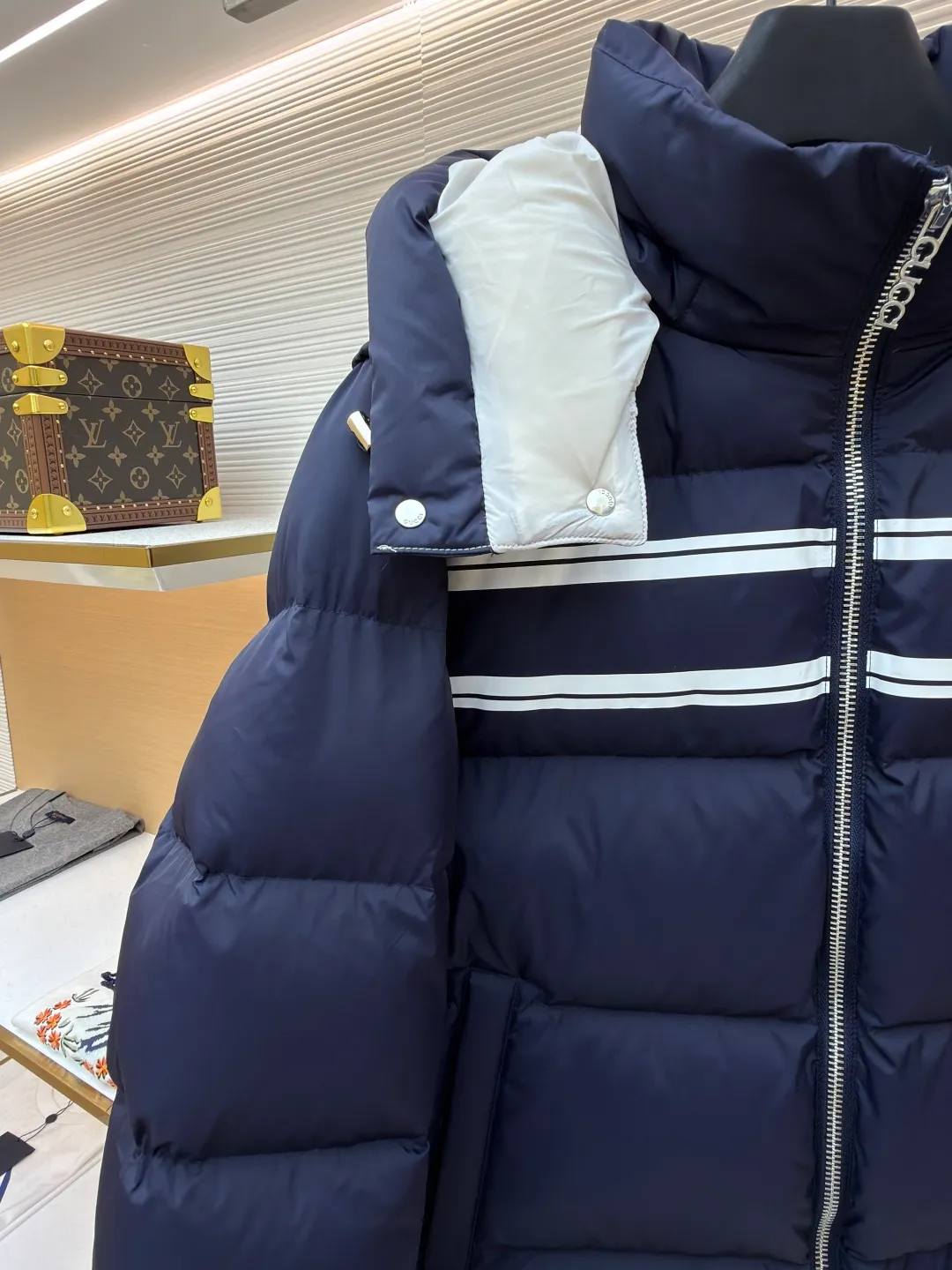 Gucci striped print detachable hood down jacket ●Original version: purchased and developed by 12389 ●Item number: 1681649-C80 ●Fabric: white goose down fabric ●Technology: mechanical down filling ●Color: navy blue ●Version: fitted version ●Weight: about 1025 grams ●Size: 42-44-46-48-50 ●Description: Purchased by the original buyer, custom-woven and dyed gray fabric with positioning printing, independent molding for hardware, and uniform filling of imported special goose down cotton. It is light, delicate, soft, not easy to deform, and does not show through. Goose down cotton is widely used in ski shirts and cold-proof clothing, and its international reputation is not inferior to that of pure down. , placket zipper with resin double-end opening and tail lowered by 1.2 cm. Collar pull nylon single-end closed end. It follows every small detail of the original version. The similarity is 99.99%. The single finished product weighs more than 1 kilogram. It is indispensable in winter. The overall wiring is straight and delicate, the fabric is comfortable and soft, and the color is consistent without color difference. It can be matched with the same style to create a fashionable look, and can be used in various occasions. Customized accessories, complete with three standards, same style for men and women!