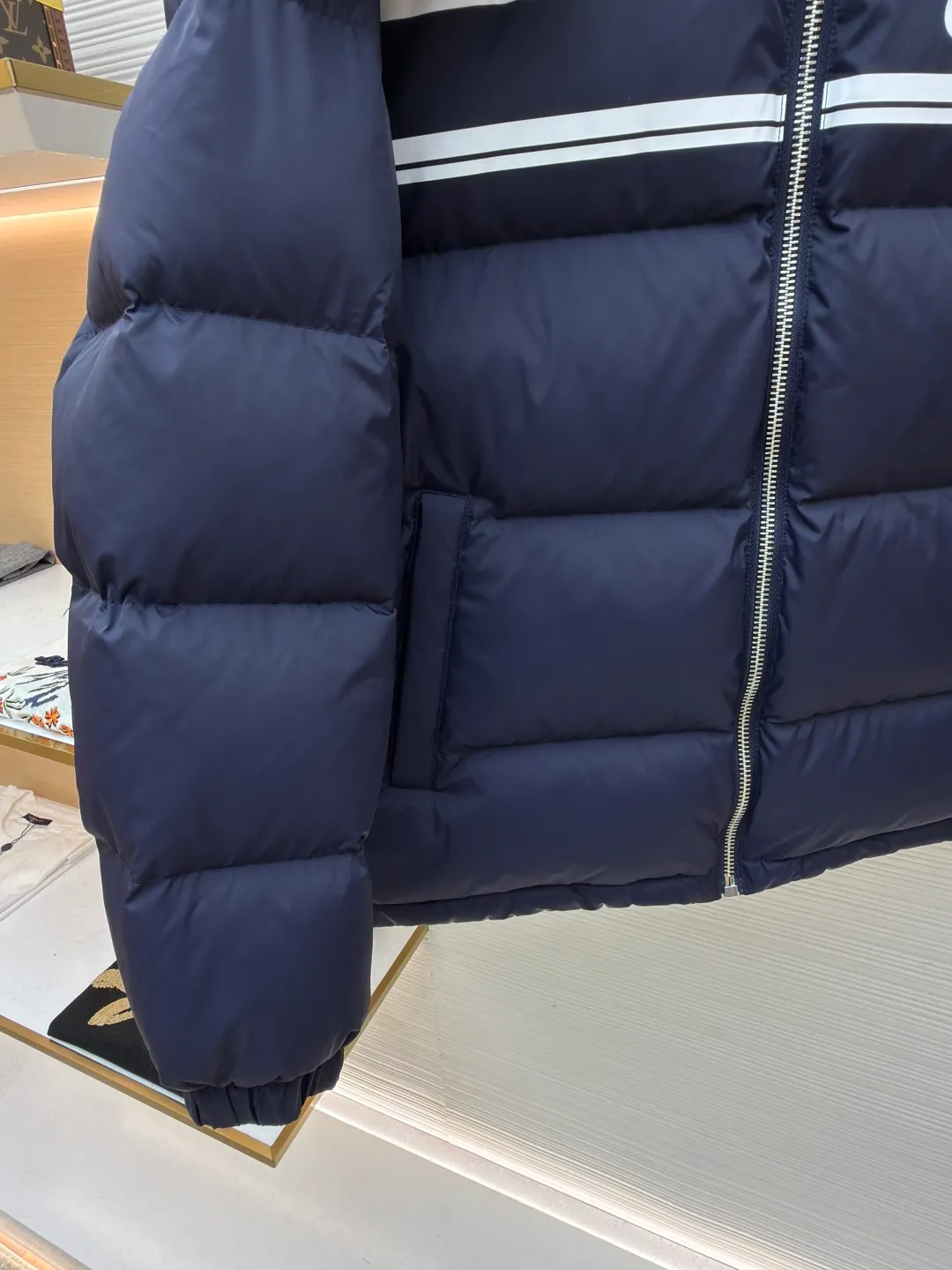 Gucci striped print detachable hood down jacket ●Original version: purchased and developed by 12389 ●Item number: 1681649-C80 ●Fabric: white goose down fabric ●Technology: mechanical down filling ●Color: navy blue ●Version: fitted version ●Weight: about 1025 grams ●Size: 42-44-46-48-50 ●Description: Purchased by the original buyer, custom-woven and dyed gray fabric with positioning printing, independent molding for hardware, and uniform filling of imported special goose down cotton. It is light, delicate, soft, not easy to deform, and does not show through. Goose down cotton is widely used in ski shirts and cold-proof clothing, and its international reputation is not inferior to that of pure down. , placket zipper with resin double-end opening and tail lowered by 1.2 cm. Collar pull nylon single-end closed end. It follows every small detail of the original version. The similarity is 99.99%. The single finished product weighs more than 1 kilogram. It is indispensable in winter. The overall wiring is straight and delicate, the fabric is comfortable and soft, and the color is consistent without color difference. It can be matched with the same style to create a fashionable look, and can be used in various occasions. Customized accessories, complete with three standards, same style for men and women!