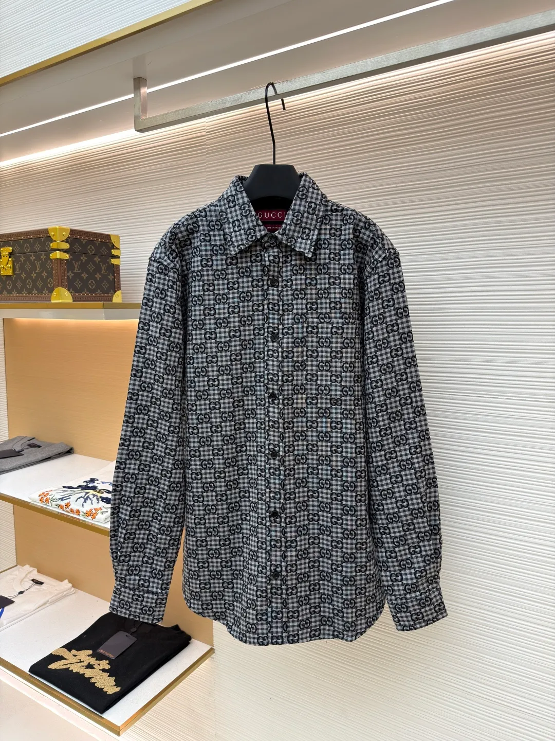 Gucci full-print plaid jacquard shirt ●Original version: Purchased and developed for 9900 ●Item number: 1681592-B05 ●Material: plaid cotton-wool blended jacquard fabric ●Technology: jacquard production ●Color: black, white and gray plaid ●Version: fitted version ●Weight: about 520g ●Size: 42-44-46-48 ●Description: Customized GG plaid cotton-wool blended jacquard fabric with excellent texture and micro-elastic texture Comfortable and close to the skin, with ink gray as the base, unobtrusive grayscale narrative, just like the restrained aura of a contemporary gentleman, with geometric plaid as the bone, weaving a symphony of intertwined shades of plaid, jacquard craftsmanship as the soul, encounter the GG pattern covering the body, derived from the brand's profound cultural heritage, inspired by architectural aesthetics, seamlessly connect the static line sense with the dynamic smoothness, outline the rhythm of the body, and show the charm and grace. Let every wear become an in-depth dialogue with textured design. The fabric jacquard technology controls the interweaving of warp and weft threads by weaving a full-width GG jacquard texture technology on the surface of the fabric. Precisely controls the interlacing density and tension of the yarn to make it more three-dimensional. The infrared positioning cutting machine uses an infrared transmitter and an infrared receiver to achieve precise positioning of the material. The accuracy can reach the micron level, thereby meeting the effect of high-precision cutting of alignment strips. The template machine opens the bag with a preset template to guide the position, shape and size of the bag. The accuracy ensures the quality of the bag opening effect. The overall wiring is straight and delicate, the fabric is comfortable and soft, and the color is consistent without color difference. It can be matched with the same style to create a fashionable look and control various occasions. Customized accessories, complete with three standards, same style for men and women!