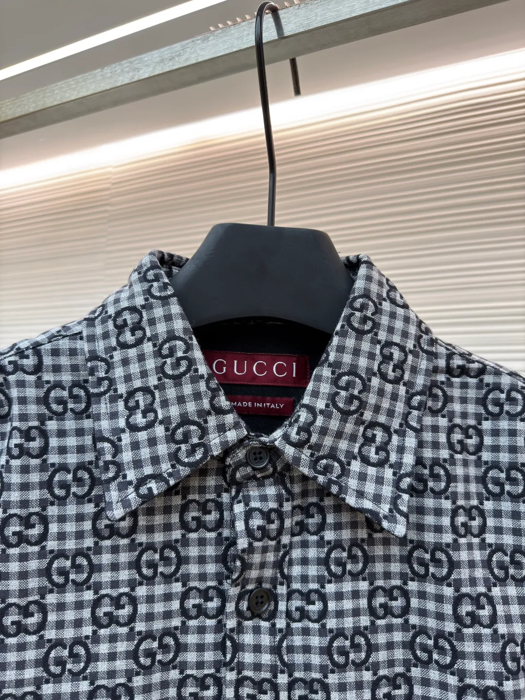 Gucci full-print plaid jacquard shirt ●Original version: Purchased and developed for 9900 ●Item number: 1681592-B05 ●Material: plaid cotton-wool blended jacquard fabric ●Technology: jacquard production ●Color: black, white and gray plaid ●Version: fitted version ●Weight: about 520g ●Size: 42-44-46-48 ●Description: Customized GG plaid cotton-wool blended jacquard fabric with excellent texture and micro-elastic texture Comfortable and close to the skin, with ink gray as the base, unobtrusive grayscale narrative, just like the restrained aura of a contemporary gentleman, with geometric plaid as the bone, weaving a symphony of intertwined shades of plaid, jacquard craftsmanship as the soul, encounter the GG pattern covering the body, derived from the brand's profound cultural heritage, inspired by architectural aesthetics, seamlessly connect the static line sense with the dynamic smoothness, outline the rhythm of the body, and show the charm and grace. Let every wear become an in-depth dialogue with textured design. The fabric jacquard technology controls the interweaving of warp and weft threads by weaving a full-width GG jacquard texture technology on the surface of the fabric. Precisely controls the interlacing density and tension of the yarn to make it more three-dimensional. The infrared positioning cutting machine uses an infrared transmitter and an infrared receiver to achieve precise positioning of the material. The accuracy can reach the micron level, thereby meeting the effect of high-precision cutting of alignment strips. The template machine opens the bag with a preset template to guide the position, shape and size of the bag. The accuracy ensures the quality of the bag opening effect. The overall wiring is straight and delicate, the fabric is comfortable and soft, and the color is consistent without color difference. It can be matched with the same style to create a fashionable look and control various occasions. Customized accessories, complete with three standards, same style for men and women!