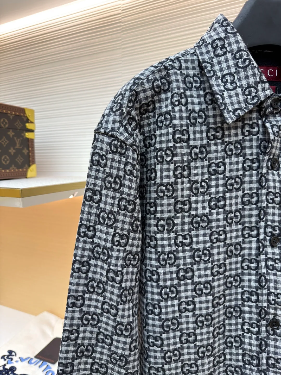 Gucci full-print plaid jacquard shirt ●Original version: Purchased and developed for 9900 ●Item number: 1681592-B05 ●Material: plaid cotton-wool blended jacquard fabric ●Technology: jacquard production ●Color: black, white and gray plaid ●Version: fitted version ●Weight: about 520g ●Size: 42-44-46-48 ●Description: Customized GG plaid cotton-wool blended jacquard fabric with excellent texture and micro-elastic texture Comfortable and close to the skin, with ink gray as the base, unobtrusive grayscale narrative, just like the restrained aura of a contemporary gentleman, with geometric plaid as the bone, weaving a symphony of intertwined shades of plaid, jacquard craftsmanship as the soul, encounter the GG pattern covering the body, derived from the brand's profound cultural heritage, inspired by architectural aesthetics, seamlessly connect the static line sense with the dynamic smoothness, outline the rhythm of the body, and show the charm and grace. Let every wear become an in-depth dialogue with textured design. The fabric jacquard technology controls the interweaving of warp and weft threads by weaving a full-width GG jacquard texture technology on the surface of the fabric. Precisely controls the interlacing density and tension of the yarn to make it more three-dimensional. The infrared positioning cutting machine uses an infrared transmitter and an infrared receiver to achieve precise positioning of the material. The accuracy can reach the micron level, thereby meeting the effect of high-precision cutting of alignment strips. The template machine opens the bag with a preset template to guide the position, shape and size of the bag. The accuracy ensures the quality of the bag opening effect. The overall wiring is straight and delicate, the fabric is comfortable and soft, and the color is consistent without color difference. It can be matched with the same style to create a fashionable look and control various occasions. Customized accessories, complete with three standards, same style for men and women!