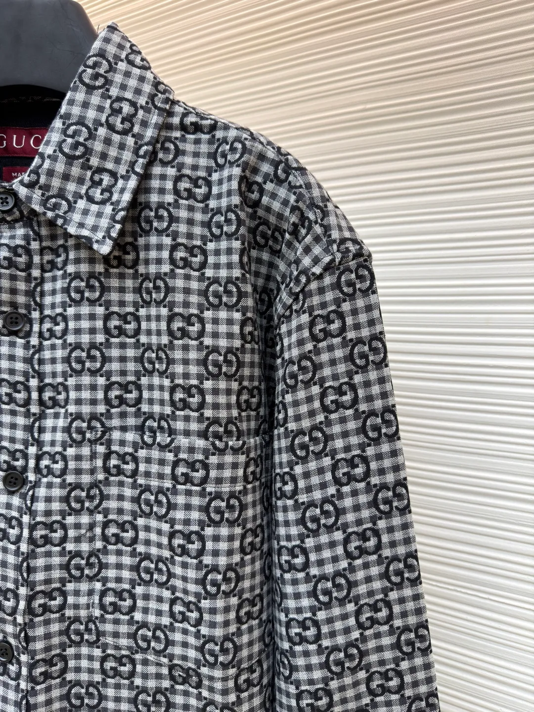 Gucci full-print plaid jacquard shirt ●Original version: Purchased and developed for 9900 ●Item number: 1681592-B05 ●Material: plaid cotton-wool blended jacquard fabric ●Technology: jacquard production ●Color: black, white and gray plaid ●Version: fitted version ●Weight: about 520g ●Size: 42-44-46-48 ●Description: Customized GG plaid cotton-wool blended jacquard fabric with excellent texture and micro-elastic texture Comfortable and close to the skin, with ink gray as the base, unobtrusive grayscale narrative, just like the restrained aura of a contemporary gentleman, with geometric plaid as the bone, weaving a symphony of intertwined shades of plaid, jacquard craftsmanship as the soul, encounter the GG pattern covering the body, derived from the brand's profound cultural heritage, inspired by architectural aesthetics, seamlessly connect the static line sense with the dynamic smoothness, outline the rhythm of the body, and show the charm and grace. Let every wear become an in-depth dialogue with textured design. The fabric jacquard technology controls the interweaving of warp and weft threads by weaving a full-width GG jacquard texture technology on the surface of the fabric. Precisely controls the interlacing density and tension of the yarn to make it more three-dimensional. The infrared positioning cutting machine uses an infrared transmitter and an infrared receiver to achieve precise positioning of the material. The accuracy can reach the micron level, thereby meeting the effect of high-precision cutting of alignment strips. The template machine opens the bag with a preset template to guide the position, shape and size of the bag. The accuracy ensures the quality of the bag opening effect. The overall wiring is straight and delicate, the fabric is comfortable and soft, and the color is consistent without color difference. It can be matched with the same style to create a fashionable look and control various occasions. Customized accessories, complete with three standards, same style for men and women!