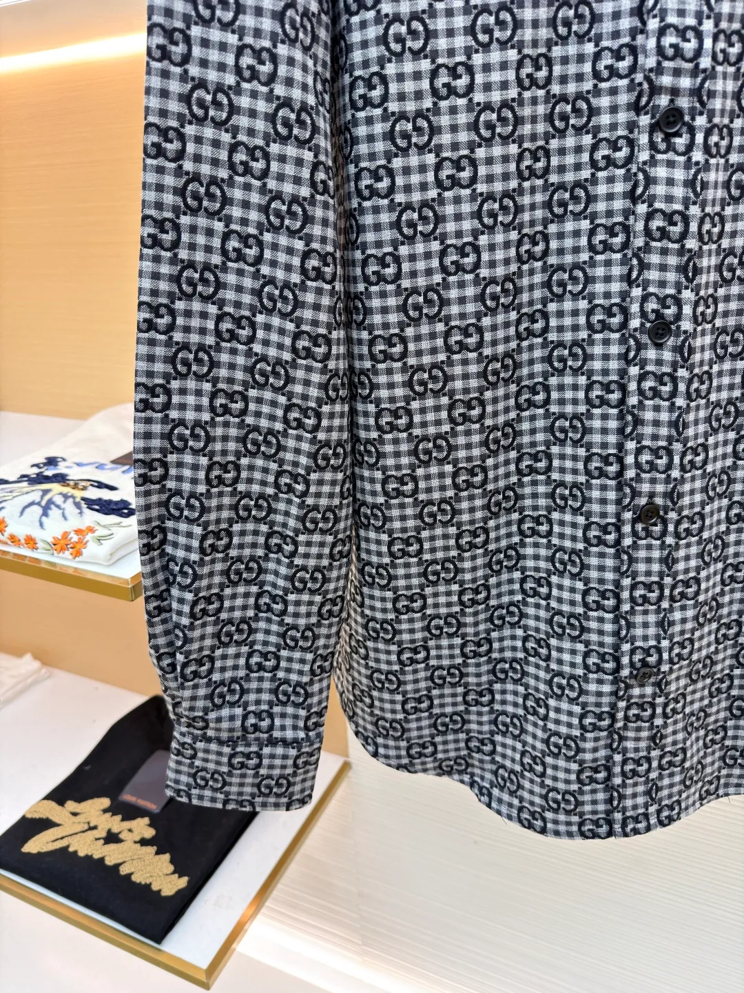 Gucci full-print plaid jacquard shirt ●Original version: Purchased and developed for 9900 ●Item number: 1681592-B05 ●Material: plaid cotton-wool blended jacquard fabric ●Technology: jacquard production ●Color: black, white and gray plaid ●Version: fitted version ●Weight: about 520g ●Size: 42-44-46-48 ●Description: Customized GG plaid cotton-wool blended jacquard fabric with excellent texture and micro-elastic texture Comfortable and close to the skin, with ink gray as the base, unobtrusive grayscale narrative, just like the restrained aura of a contemporary gentleman, with geometric plaid as the bone, weaving a symphony of intertwined shades of plaid, jacquard craftsmanship as the soul, encounter the GG pattern covering the body, derived from the brand's profound cultural heritage, inspired by architectural aesthetics, seamlessly connect the static line sense with the dynamic smoothness, outline the rhythm of the body, and show the charm and grace. Let every wear become an in-depth dialogue with textured design. The fabric jacquard technology controls the interweaving of warp and weft threads by weaving a full-width GG jacquard texture technology on the surface of the fabric. Precisely controls the interlacing density and tension of the yarn to make it more three-dimensional. The infrared positioning cutting machine uses an infrared transmitter and an infrared receiver to achieve precise positioning of the material. The accuracy can reach the micron level, thereby meeting the effect of high-precision cutting of alignment strips. The template machine opens the bag with a preset template to guide the position, shape and size of the bag. The accuracy ensures the quality of the bag opening effect. The overall wiring is straight and delicate, the fabric is comfortable and soft, and the color is consistent without color difference. It can be matched with the same style to create a fashionable look and control various occasions. Customized accessories, complete with three standards, same style for men and women!