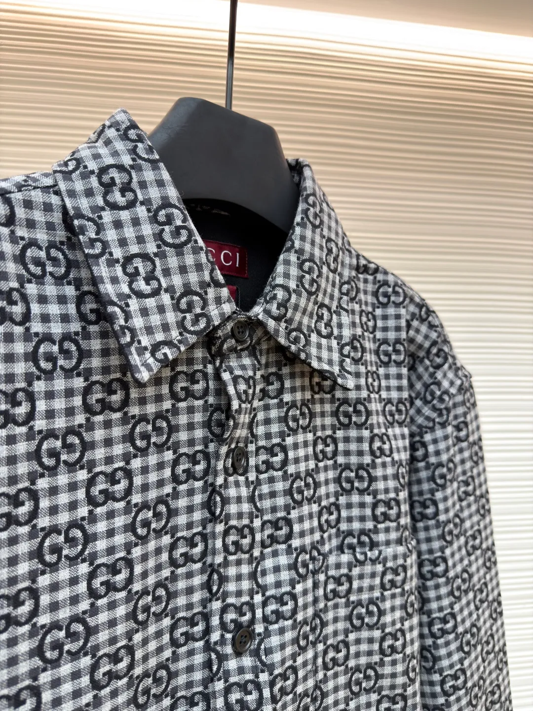 Gucci full-print plaid jacquard shirt ●Original version: Purchased and developed for 9900 ●Item number: 1681592-B05 ●Material: plaid cotton-wool blended jacquard fabric ●Technology: jacquard production ●Color: black, white and gray plaid ●Version: fitted version ●Weight: about 520g ●Size: 42-44-46-48 ●Description: Customized GG plaid cotton-wool blended jacquard fabric with excellent texture and micro-elastic texture Comfortable and close to the skin, with ink gray as the base, unobtrusive grayscale narrative, just like the restrained aura of a contemporary gentleman, with geometric plaid as the bone, weaving a symphony of intertwined shades of plaid, jacquard craftsmanship as the soul, encounter the GG pattern covering the body, derived from the brand's profound cultural heritage, inspired by architectural aesthetics, seamlessly connect the static line sense with the dynamic smoothness, outline the rhythm of the body, and show the charm and grace. Let every wear become an in-depth dialogue with textured design. The fabric jacquard technology controls the interweaving of warp and weft threads by weaving a full-width GG jacquard texture technology on the surface of the fabric. Precisely controls the interlacing density and tension of the yarn to make it more three-dimensional. The infrared positioning cutting machine uses an infrared transmitter and an infrared receiver to achieve precise positioning of the material. The accuracy can reach the micron level, thereby meeting the effect of high-precision cutting of alignment strips. The template machine opens the bag with a preset template to guide the position, shape and size of the bag. The accuracy ensures the quality of the bag opening effect. The overall wiring is straight and delicate, the fabric is comfortable and soft, and the color is consistent without color difference. It can be matched with the same style to create a fashionable look and control various occasions. Customized accessories, complete with three standards, same style for men and women!