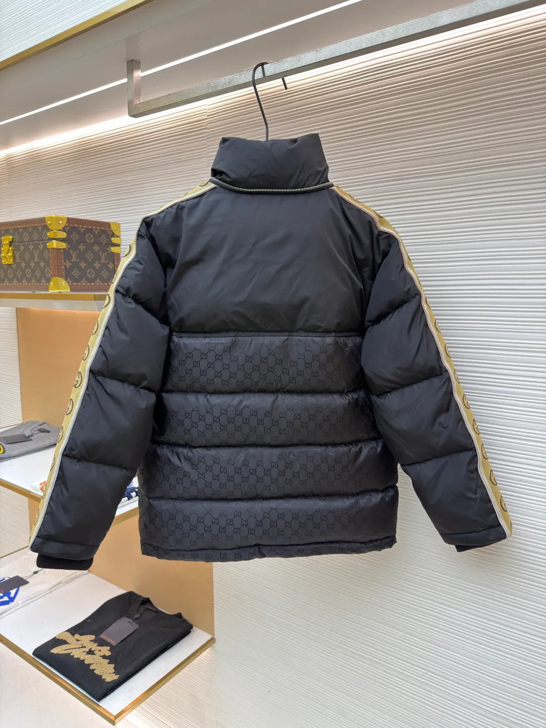 Gucci full-print webbing nylon down jacket ●Original version: purchased and developed by 10929 ●Item number: 1681831-C85 ●Fabric: goose down fabric ●Technology: mechanical down filling ●Color: black ●Version: fitted version ●Weight: about 1120 grams ●Size: 42-44-46-48-50 ●Description: This Gucci patchwork down jacket uses collision splicing technology: the body is made of high-density matte nylon, embossed with the brand's classic double G dark pattern, and heat-pressed shaping technology is used to ensure the three-dimensionality of the pattern; the shoulders and sleeves are made of glossy nylon fabric, with side webbing (full-print Double G logo). The webbing is connected to the body through precision sewing technology, and the edges are neatly seamed. It uses segmented down filling quilting to accurately control the amount of down filling according to areas, taking into account both warmth and style. The hood is designed with a metal adjustment buckle, the placket is closed with a metal snap button, and the cuffs and hem are elastic ribbed. The overall design is 3D cut, and the material contrast in the details echoes the logo, which not only retains brand recognition, but also enhances the comfort and functionality of wearing. The overall wiring is straight and delicate, the fabric is comfortable and soft, and the color is consistent without color difference. It can be matched with the same style to create a fashionable look and control various occasions. Customized accessories, complete with three standards, same style for men and women!