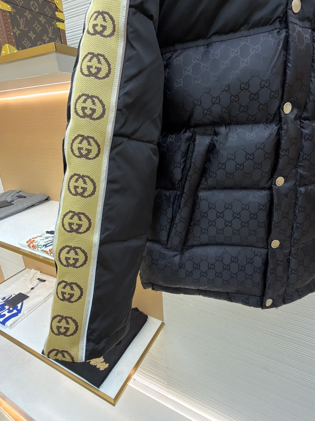 Gucci full-print webbing nylon down jacket ●Original version: purchased and developed by 10929 ●Item number: 1681831-C85 ●Fabric: goose down fabric ●Technology: mechanical down filling ●Color: black ●Version: fitted version ●Weight: about 1120 grams ●Size: 42-44-46-48-50 ●Description: This Gucci patchwork down jacket uses collision splicing technology: the body is made of high-density matte nylon, embossed with the brand's classic double G dark pattern, and heat-pressed shaping technology is used to ensure the three-dimensionality of the pattern; the shoulders and sleeves are made of glossy nylon fabric, with side webbing (full-print Double G logo). The webbing is connected to the body through precision sewing technology, and the edges are neatly seamed. It uses segmented down filling quilting to accurately control the amount of down filling according to areas, taking into account both warmth and style. The hood is designed with a metal adjustment buckle, the placket is closed with a metal snap button, and the cuffs and hem are elastic ribbed. The overall design is 3D cut, and the material contrast in the details echoes the logo, which not only retains brand recognition, but also enhances the comfort and functionality of wearing. The overall wiring is straight and delicate, the fabric is comfortable and soft, and the color is consistent without color difference. It can be matched with the same style to create a fashionable look and control various occasions. Customized accessories, complete with three standards, same style for men and women!