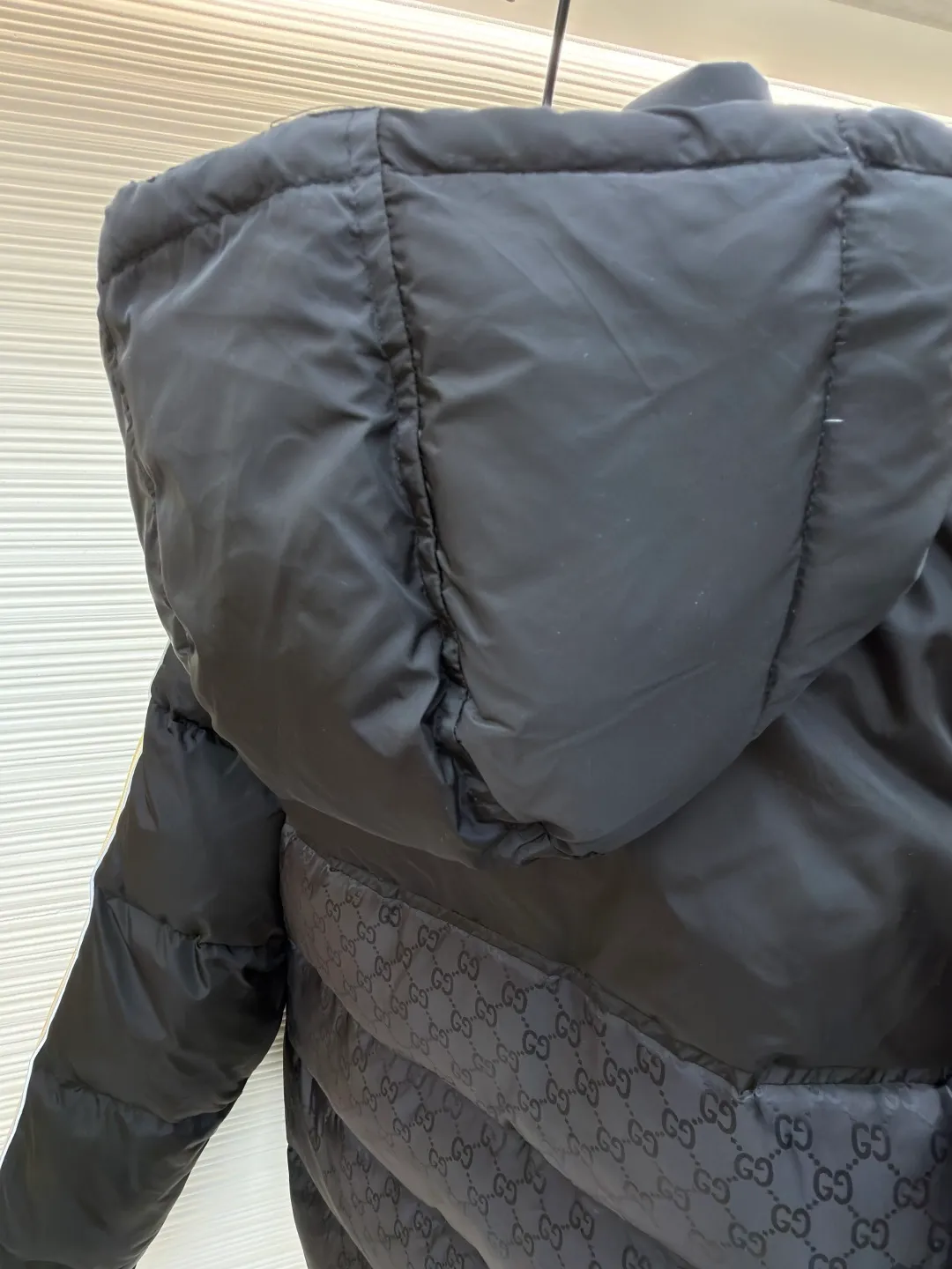 Gucci full-print webbing nylon down jacket ●Original version: purchased and developed by 10929 ●Item number: 1681831-C85 ●Fabric: goose down fabric ●Technology: mechanical down filling ●Color: black ●Version: fitted version ●Weight: about 1120 grams ●Size: 42-44-46-48-50 ●Description: This Gucci patchwork down jacket uses collision splicing technology: the body is made of high-density matte nylon, embossed with the brand's classic double G dark pattern, and heat-pressed shaping technology is used to ensure the three-dimensionality of the pattern; the shoulders and sleeves are made of glossy nylon fabric, with side webbing (full-print Double G logo). The webbing is connected to the body through precision sewing technology, and the edges are neatly seamed. It uses segmented down filling quilting to accurately control the amount of down filling according to areas, taking into account both warmth and style. The hood is designed with a metal adjustment buckle, the placket is closed with a metal snap button, and the cuffs and hem are elastic ribbed. The overall design is 3D cut, and the material contrast in the details echoes the logo, which not only retains brand recognition, but also enhances the comfort and functionality of wearing. The overall wiring is straight and delicate, the fabric is comfortable and soft, and the color is consistent without color difference. It can be matched with the same style to create a fashionable look and control various occasions. Customized accessories, complete with three standards, same style for men and women!