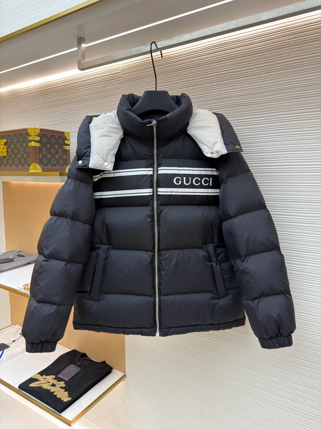 Gucci striped print removable hood down jacket ●Original version: purchased and developed by 12389 ●Item number: 1681650-C80 ●Fabric: white goose down fabric ●Technology: mechanical down filling ●Color: black ●Version: fitted version ●Weight: about 1035 grams ●Size: 42-44-46-48-50 ●Description: Purchased by the original buyer, custom-woven and dyed gray fabric with positioning printing, independent molding for hardware, and uniform filling of imported special goose down cotton. It is light, delicate, soft, not easy to deform, and does not show through. Goose down cotton is widely used in ski shirts and cold-proof clothing, and its international reputation is not inferior to that of pure down. , placket zipper with resin double-end opening and tail lowered by 1.2 cm. Collar pull nylon single-end closed end. It follows every small detail of the original version. The similarity is 99.99%. The single finished product weighs more than 1 kilogram. It is indispensable in winter. The overall wiring is straight and delicate, the fabric is comfortable and soft, and the color is consistent without color difference. It can be matched with the same style to create a fashionable look, and can be used in various occasions. Customized accessories, complete with three standards, same style for men and women!