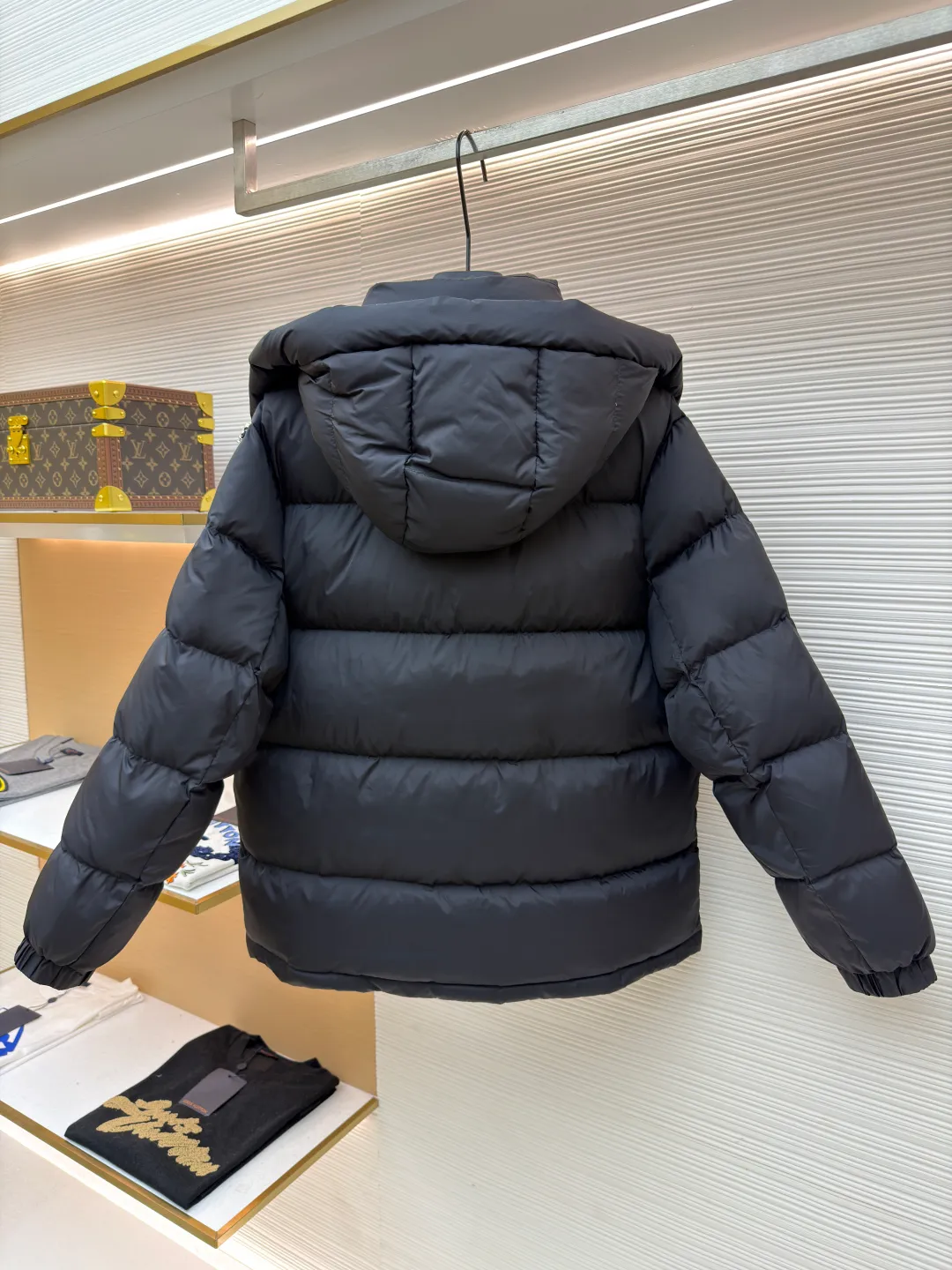 Gucci striped print removable hood down jacket ●Original version: purchased and developed by 12389 ●Item number: 1681650-C80 ●Fabric: white goose down fabric ●Technology: mechanical down filling ●Color: black ●Version: fitted version ●Weight: about 1035 grams ●Size: 42-44-46-48-50 ●Description: Purchased by the original buyer, custom-woven and dyed gray fabric with positioning printing, independent molding for hardware, and uniform filling of imported special goose down cotton. It is light, delicate, soft, not easy to deform, and does not show through. Goose down cotton is widely used in ski shirts and cold-proof clothing, and its international reputation is not inferior to that of pure down. , placket zipper with resin double-end opening and tail lowered by 1.2 cm. Collar pull nylon single-end closed end. It follows every small detail of the original version. The similarity is 99.99%. The single finished product weighs more than 1 kilogram. It is indispensable in winter. The overall wiring is straight and delicate, the fabric is comfortable and soft, and the color is consistent without color difference. It can be matched with the same style to create a fashionable look, and can be used in various occasions. Customized accessories, complete with three standards, same style for men and women!