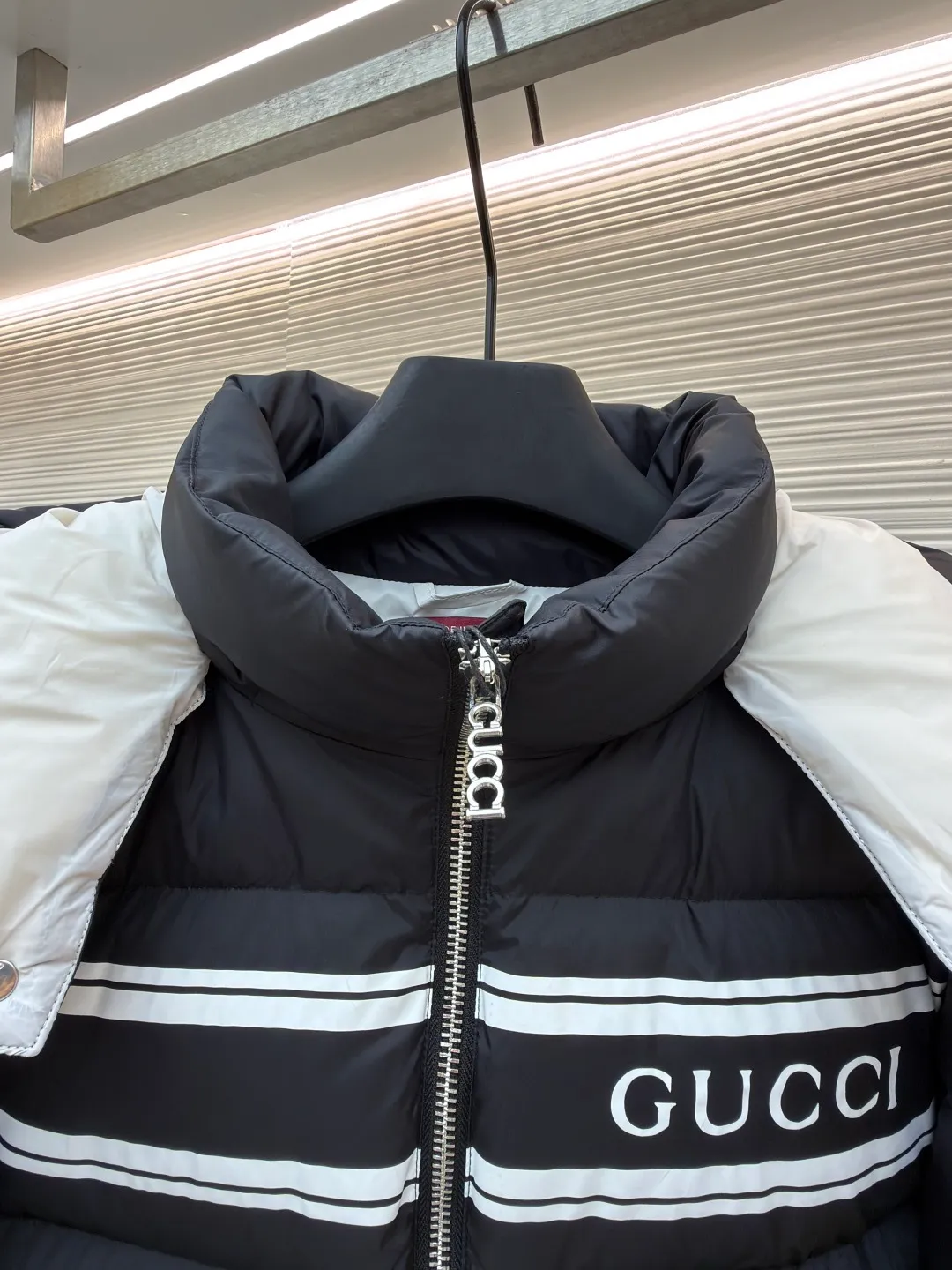 Gucci striped print removable hood down jacket ●Original version: purchased and developed by 12389 ●Item number: 1681650-C80 ●Fabric: white goose down fabric ●Technology: mechanical down filling ●Color: black ●Version: fitted version ●Weight: about 1035 grams ●Size: 42-44-46-48-50 ●Description: Purchased by the original buyer, custom-woven and dyed gray fabric with positioning printing, independent molding for hardware, and uniform filling of imported special goose down cotton. It is light, delicate, soft, not easy to deform, and does not show through. Goose down cotton is widely used in ski shirts and cold-proof clothing, and its international reputation is not inferior to that of pure down. , placket zipper with resin double-end opening and tail lowered by 1.2 cm. Collar pull nylon single-end closed end. It follows every small detail of the original version. The similarity is 99.99%. The single finished product weighs more than 1 kilogram. It is indispensable in winter. The overall wiring is straight and delicate, the fabric is comfortable and soft, and the color is consistent without color difference. It can be matched with the same style to create a fashionable look, and can be used in various occasions. Customized accessories, complete with three standards, same style for men and women!