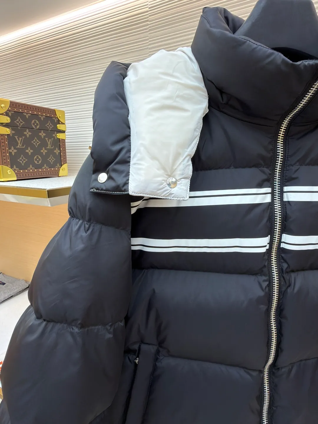 Gucci striped print removable hood down jacket ●Original version: purchased and developed by 12389 ●Item number: 1681650-C80 ●Fabric: white goose down fabric ●Technology: mechanical down filling ●Color: black ●Version: fitted version ●Weight: about 1035 grams ●Size: 42-44-46-48-50 ●Description: Purchased by the original buyer, custom-woven and dyed gray fabric with positioning printing, independent molding for hardware, and uniform filling of imported special goose down cotton. It is light, delicate, soft, not easy to deform, and does not show through. Goose down cotton is widely used in ski shirts and cold-proof clothing, and its international reputation is not inferior to that of pure down. , placket zipper with resin double-end opening and tail lowered by 1.2 cm. Collar pull nylon single-end closed end. It follows every small detail of the original version. The similarity is 99.99%. The single finished product weighs more than 1 kilogram. It is indispensable in winter. The overall wiring is straight and delicate, the fabric is comfortable and soft, and the color is consistent without color difference. It can be matched with the same style to create a fashionable look, and can be used in various occasions. Customized accessories, complete with three standards, same style for men and women!