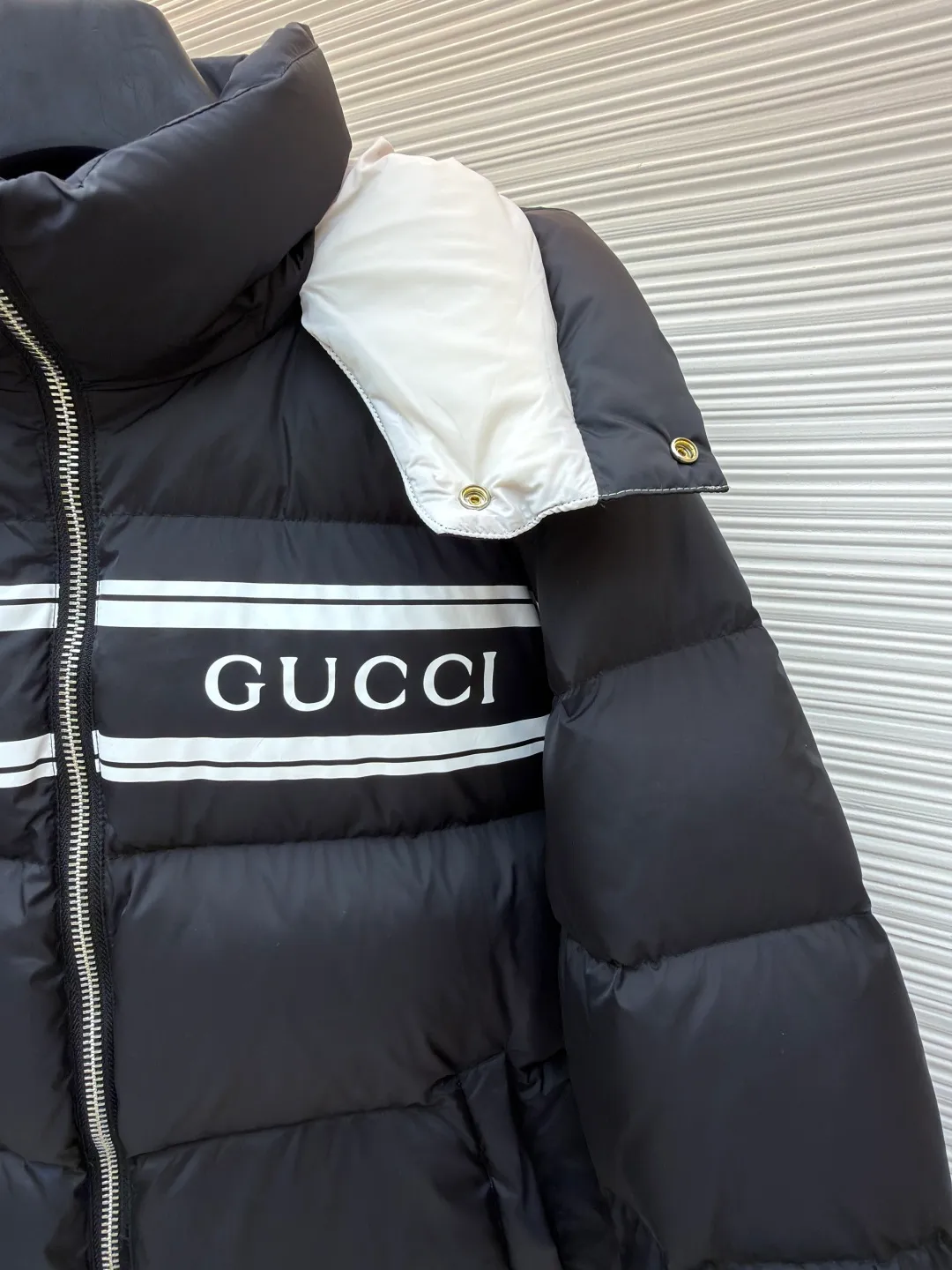 Gucci striped print removable hood down jacket ●Original version: purchased and developed by 12389 ●Item number: 1681650-C80 ●Fabric: white goose down fabric ●Technology: mechanical down filling ●Color: black ●Version: fitted version ●Weight: about 1035 grams ●Size: 42-44-46-48-50 ●Description: Purchased by the original buyer, custom-woven and dyed gray fabric with positioning printing, independent molding for hardware, and uniform filling of imported special goose down cotton. It is light, delicate, soft, not easy to deform, and does not show through. Goose down cotton is widely used in ski shirts and cold-proof clothing, and its international reputation is not inferior to that of pure down. , placket zipper with resin double-end opening and tail lowered by 1.2 cm. Collar pull nylon single-end closed end. It follows every small detail of the original version. The similarity is 99.99%. The single finished product weighs more than 1 kilogram. It is indispensable in winter. The overall wiring is straight and delicate, the fabric is comfortable and soft, and the color is consistent without color difference. It can be matched with the same style to create a fashionable look, and can be used in various occasions. Customized accessories, complete with three standards, same style for men and women!