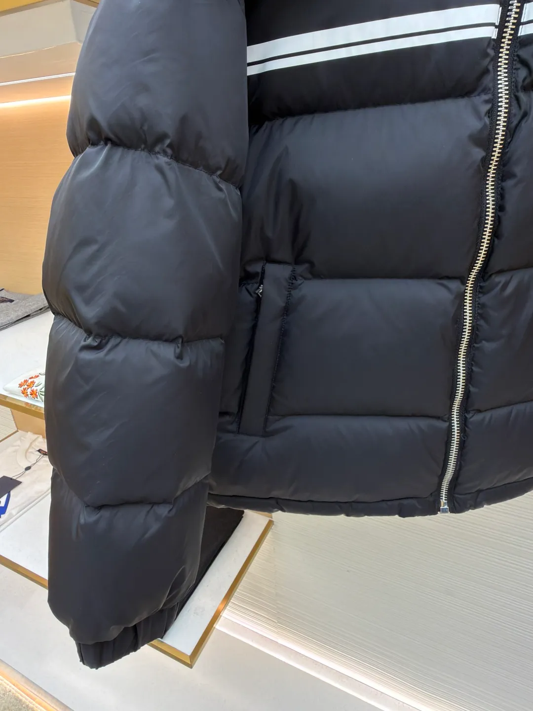 Gucci striped print removable hood down jacket ●Original version: purchased and developed by 12389 ●Item number: 1681650-C80 ●Fabric: white goose down fabric ●Technology: mechanical down filling ●Color: black ●Version: fitted version ●Weight: about 1035 grams ●Size: 42-44-46-48-50 ●Description: Purchased by the original buyer, custom-woven and dyed gray fabric with positioning printing, independent molding for hardware, and uniform filling of imported special goose down cotton. It is light, delicate, soft, not easy to deform, and does not show through. Goose down cotton is widely used in ski shirts and cold-proof clothing, and its international reputation is not inferior to that of pure down. , placket zipper with resin double-end opening and tail lowered by 1.2 cm. Collar pull nylon single-end closed end. It follows every small detail of the original version. The similarity is 99.99%. The single finished product weighs more than 1 kilogram. It is indispensable in winter. The overall wiring is straight and delicate, the fabric is comfortable and soft, and the color is consistent without color difference. It can be matched with the same style to create a fashionable look, and can be used in various occasions. Customized accessories, complete with three standards, same style for men and women!