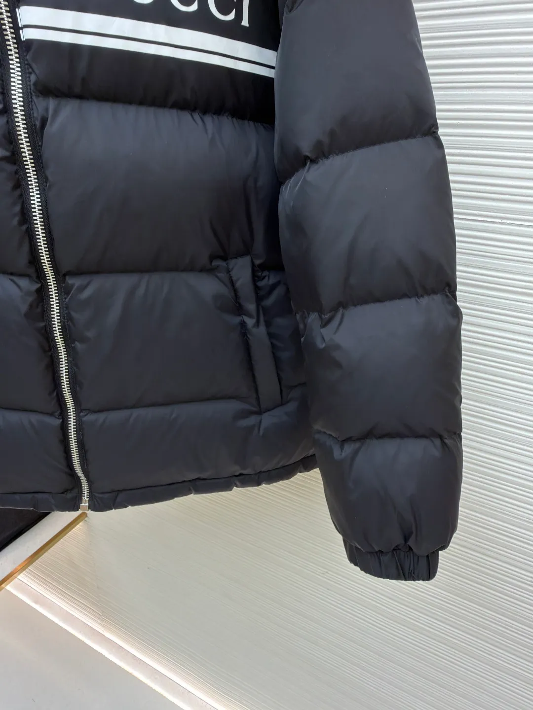 Gucci striped print removable hood down jacket ●Original version: purchased and developed by 12389 ●Item number: 1681650-C80 ●Fabric: white goose down fabric ●Technology: mechanical down filling ●Color: black ●Version: fitted version ●Weight: about 1035 grams ●Size: 42-44-46-48-50 ●Description: Purchased by the original buyer, custom-woven and dyed gray fabric with positioning printing, independent molding for hardware, and uniform filling of imported special goose down cotton. It is light, delicate, soft, not easy to deform, and does not show through. Goose down cotton is widely used in ski shirts and cold-proof clothing, and its international reputation is not inferior to that of pure down. , placket zipper with resin double-end opening and tail lowered by 1.2 cm. Collar pull nylon single-end closed end. It follows every small detail of the original version. The similarity is 99.99%. The single finished product weighs more than 1 kilogram. It is indispensable in winter. The overall wiring is straight and delicate, the fabric is comfortable and soft, and the color is consistent without color difference. It can be matched with the same style to create a fashionable look, and can be used in various occasions. Customized accessories, complete with three standards, same style for men and women!
