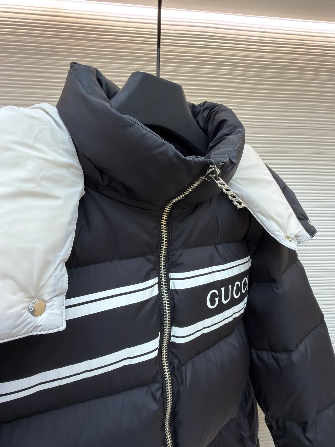 Gucci striped print removable hood down jacket ●Original version: purchased and developed by 12389 ●Item number: 1681650-C80 ●Fabric: white goose down fabric ●Technology: mechanical down filling ●Color: black ●Version: fitted version ●Weight: about 1035 grams ●Size: 42-44-46-48-50 ●Description: Purchased by the original buyer, custom-woven and dyed gray fabric with positioning printing, independent molding for hardware, and uniform filling of imported special goose down cotton. It is light, delicate, soft, not easy to deform, and does not show through. Goose down cotton is widely used in ski shirts and cold-proof clothing, and its international reputation is not inferior to that of pure down. , placket zipper with resin double-end opening and tail lowered by 1.2 cm. Collar pull nylon single-end closed end. It follows every small detail of the original version. The similarity is 99.99%. The single finished product weighs more than 1 kilogram. It is indispensable in winter. The overall wiring is straight and delicate, the fabric is comfortable and soft, and the color is consistent without color difference. It can be matched with the same style to create a fashionable look, and can be used in various occasions. Customized accessories, complete with three standards, same style for men and women!