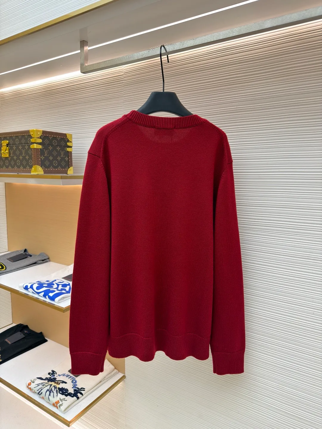 Gucci Double G embroidered knitted sweater ●Item number: 1682190-A85 ●Material: wool fabric ●Technology: knitted production ●Color: red ●Version: fitted version ●Weight: about 765 grams ●Size: S-M-L-XL ●Description: The fabric is made of high-count merino wool yarn. After combing to remove impurities, it is woven with a 12-pin circular knitting machine to create a waffle texture. The texture is even and soft to the touch. The yarn is first pre-dyed and fixed to ensure a full red tone and is not easy to fade. The neckline, cuffs and hem are designed with ribbed edges. The ribbing structure is a 1*1 elastic structure. It has been treated with high-temperature shaping technology and has good resilience and is not easy to loosen and deform. The Double G logo on the left chest is embroidered by hand, using fine wool threads of the same color and sewn with flat embroidery stitches. The stitches are fine and flat, and the outline of the logo is precise and symmetrical. The splicing of the body adopts embedded clip technology, and the seams are smooth without bulges. The shoulders are three-dimensional cut-outs, which are in line with the ergonomic design. Each piece is cut by laser positioning, and the size error is controlled within 0.3cm. The overall sewing has undergone multiple quality control inspections, from yarn weaving to final product shaping. The brand's strict process standards are followed throughout the process to create knitted items with both texture and wearing comfort. The overall wiring is straight and delicate, the fabric is comfortable and soft, and the color is consistent without color difference. It can be matched with the same style to create a fashionable look and control various occasions. Customized accessories, complete with three standards, same style for men and women!