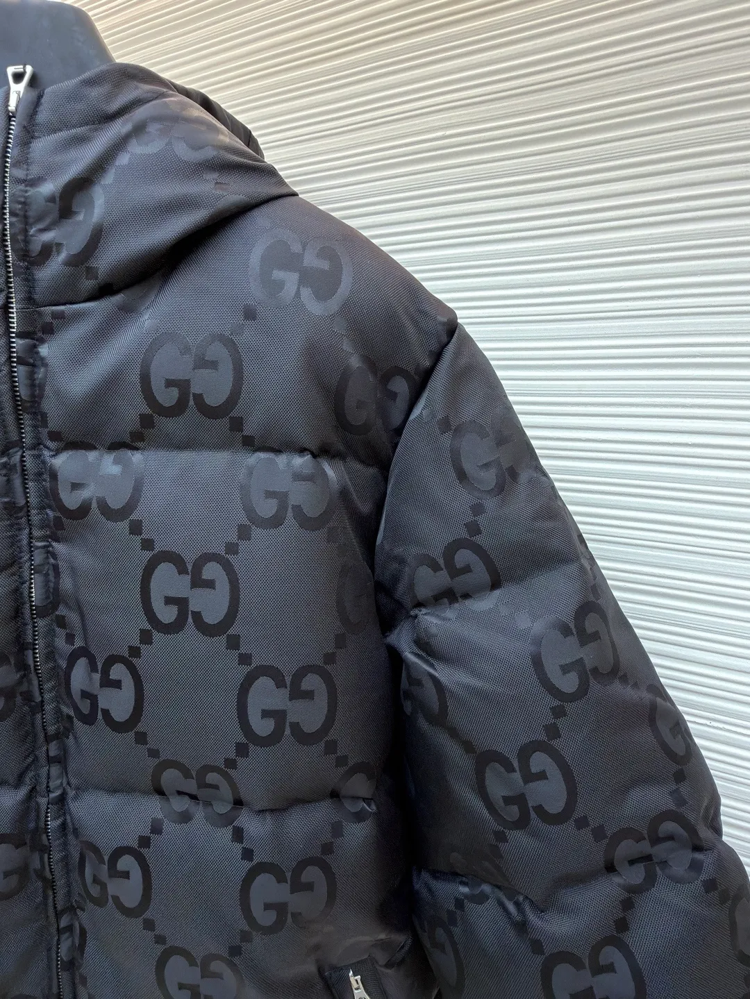 Gucci Double G all-over jacquard down jacket ●Original version: purchased and developed by 13129 ●Item number: 1681478-D15 ●Fabric: white duck down fabric ●Technology: mechanical down filling ●Color: black ●Version: fitted version ●Weight: about 1330 grams ●Size: 42-44-46-48-50 ●Description: This down jacket uses double G all-over jacquard printing technology. The brand's iconic double G pattern is all over the body. The jacquard texture is clear and rich in texture, highlighting the brand recognition. It uses high-loft down filling technology to provide excellent warmth and full shape. The precision sewing process of the hooded design improves the practicality and overall styling of the outfit; the zipper and pocket hardware are made of fine die-casting technology, which is smooth, durable and of high quality. The fabric has been treated with water-repellent treatment to enhance outdoor practicality; the entire fabric adopts three-dimensional quilting technology, with neat line routing, which can effectively fix the down and prevent it from running away. From the presentation of the jacquard brand logo to the warmth of the down filling, every craftsmanship reflects the brand's pursuit of luxurious design and exquisite craftsmanship. It is an autumn and winter item that has both brand recognition and practical wearability. The overall wiring is straight and delicate, the fabric is comfortable and soft, and the color is consistent without color difference. It can be matched with the same style to create a fashionable look and control various occasions. Customized accessories, complete with three standards, same style for men and women!