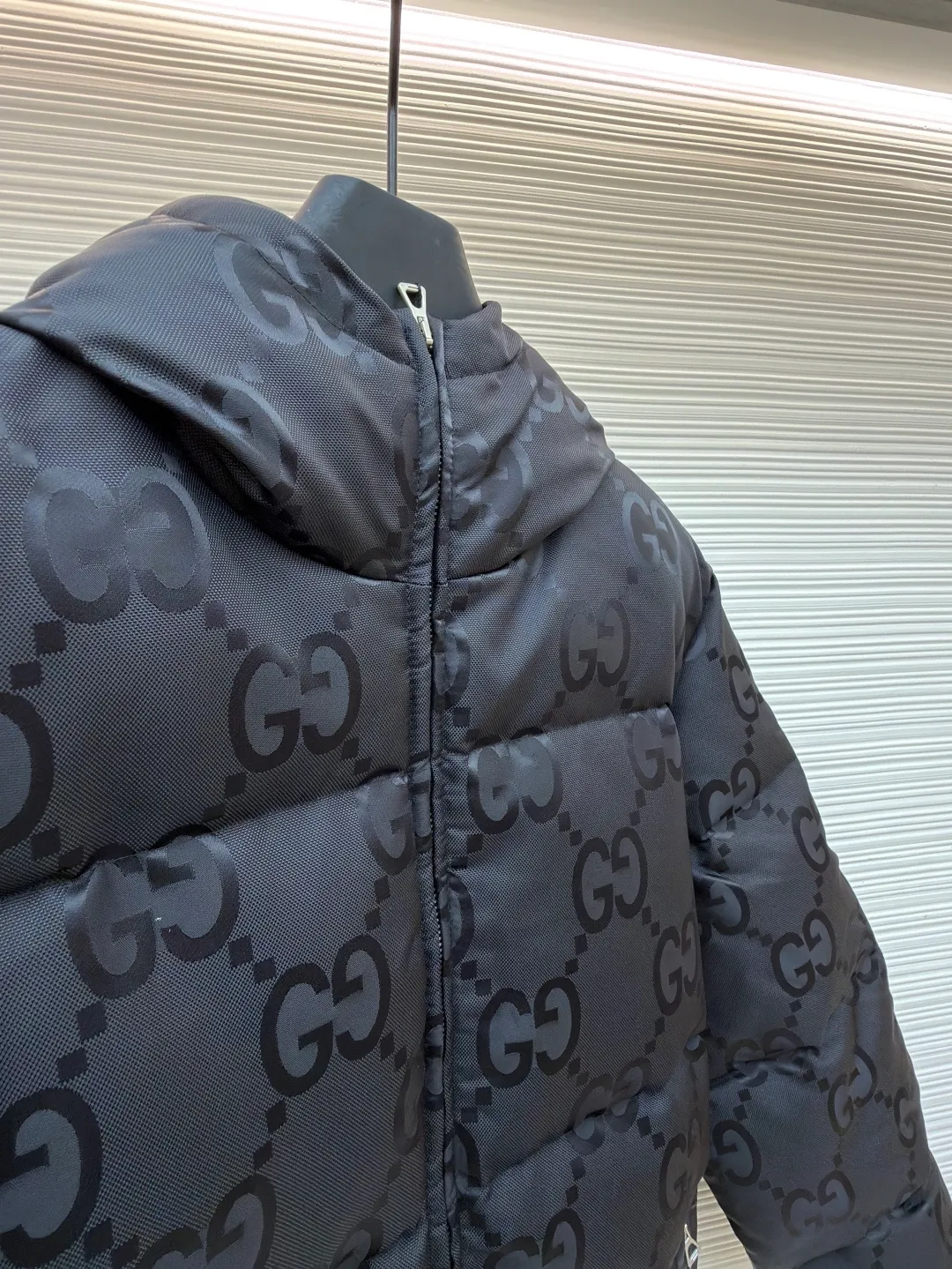 Gucci Double G all-over jacquard down jacket ●Original version: purchased and developed by 13129 ●Item number: 1681478-D15 ●Fabric: white duck down fabric ●Technology: mechanical down filling ●Color: black ●Version: fitted version ●Weight: about 1330 grams ●Size: 42-44-46-48-50 ●Description: This down jacket uses double G all-over jacquard printing technology. The brand's iconic double G pattern is all over the body. The jacquard texture is clear and rich in texture, highlighting the brand recognition. It uses high-loft down filling technology to provide excellent warmth and full shape. The precision sewing process of the hooded design improves the practicality and overall styling of the outfit; the zipper and pocket hardware are made of fine die-casting technology, which is smooth, durable and of high quality. The fabric has been treated with water-repellent treatment to enhance outdoor practicality; the entire fabric adopts three-dimensional quilting technology, with neat line routing, which can effectively fix the down and prevent it from running away. From the presentation of the jacquard brand logo to the warmth of the down filling, every craftsmanship reflects the brand's pursuit of luxurious design and exquisite craftsmanship. It is an autumn and winter item that has both brand recognition and practical wearability. The overall wiring is straight and delicate, the fabric is comfortable and soft, and the color is consistent without color difference. It can be matched with the same style to create a fashionable look and control various occasions. Customized accessories, complete with three standards, same style for men and women!