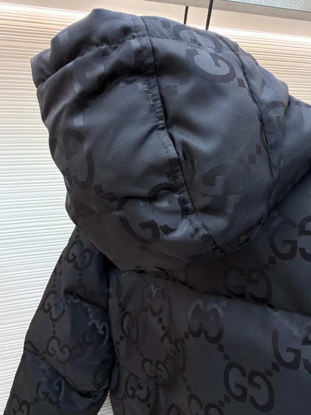 Gucci Double G all-over jacquard down jacket ●Original version: purchased and developed by 13129 ●Item number: 1681478-D15 ●Fabric: white duck down fabric ●Technology: mechanical down filling ●Color: black ●Version: fitted version ●Weight: about 1330 grams ●Size: 42-44-46-48-50 ●Description: This down jacket uses double G all-over jacquard printing technology. The brand's iconic double G pattern is all over the body. The jacquard texture is clear and rich in texture, highlighting the brand recognition. It uses high-loft down filling technology to provide excellent warmth and full shape. The precision sewing process of the hooded design improves the practicality and overall styling of the outfit; the zipper and pocket hardware are made of fine die-casting technology, which is smooth, durable and of high quality. The fabric has been treated with water-repellent treatment to enhance outdoor practicality; the entire fabric adopts three-dimensional quilting technology, with neat line routing, which can effectively fix the down and prevent it from running away. From the presentation of the jacquard brand logo to the warmth of the down filling, every craftsmanship reflects the brand's pursuit of luxurious design and exquisite craftsmanship. It is an autumn and winter item that has both brand recognition and practical wearability. The overall wiring is straight and delicate, the fabric is comfortable and soft, and the color is consistent without color difference. It can be matched with the same style to create a fashionable look and control various occasions. Customized accessories, complete with three standards, same style for men and women!