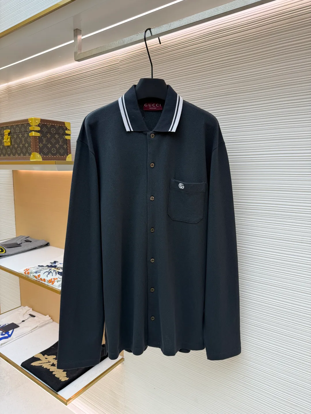 Gucci embroidered piqué cotton Polo shirt ●Article number: 1680851-A55 ●Material: piqué cotton fabric ●Technology: embroidery production ●Style: Fitted fit ●Weight: approx. 415 grams ●Size: S-M-L-XL ●Description: 100% piqué cotton polo shirt with contrasting collar and piping, a beautiful blend of sportswear details and preppy style. Button placket with mother-of-pearl buttons. The overall wiring is straight and delicate, the fabric is comfortable and soft, and the color is consistent without color difference. It can be matched with the same style to create a fashionable look and control various occasions. Customized accessories, complete with three standards, same style for men and women!